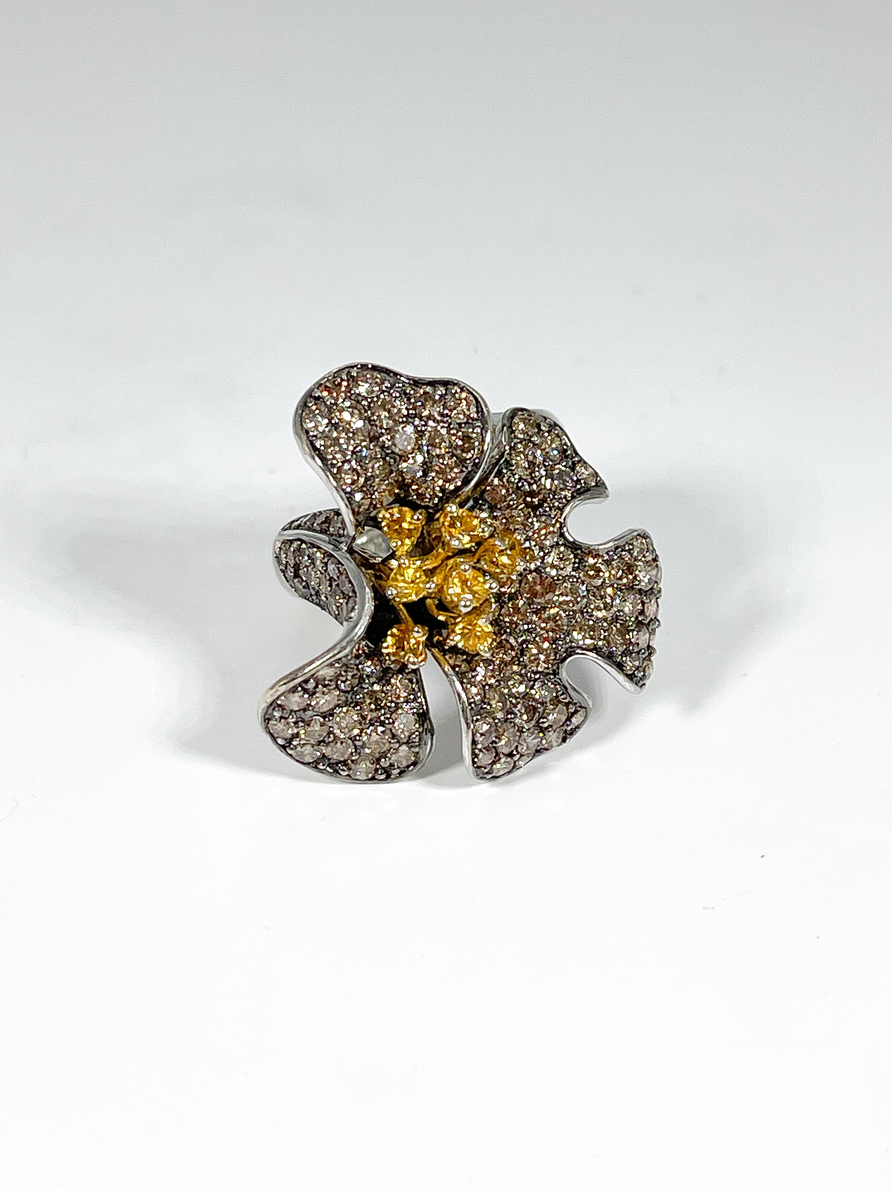 Taille ronde Bague fleur en diamant bicolore 14K  en vente