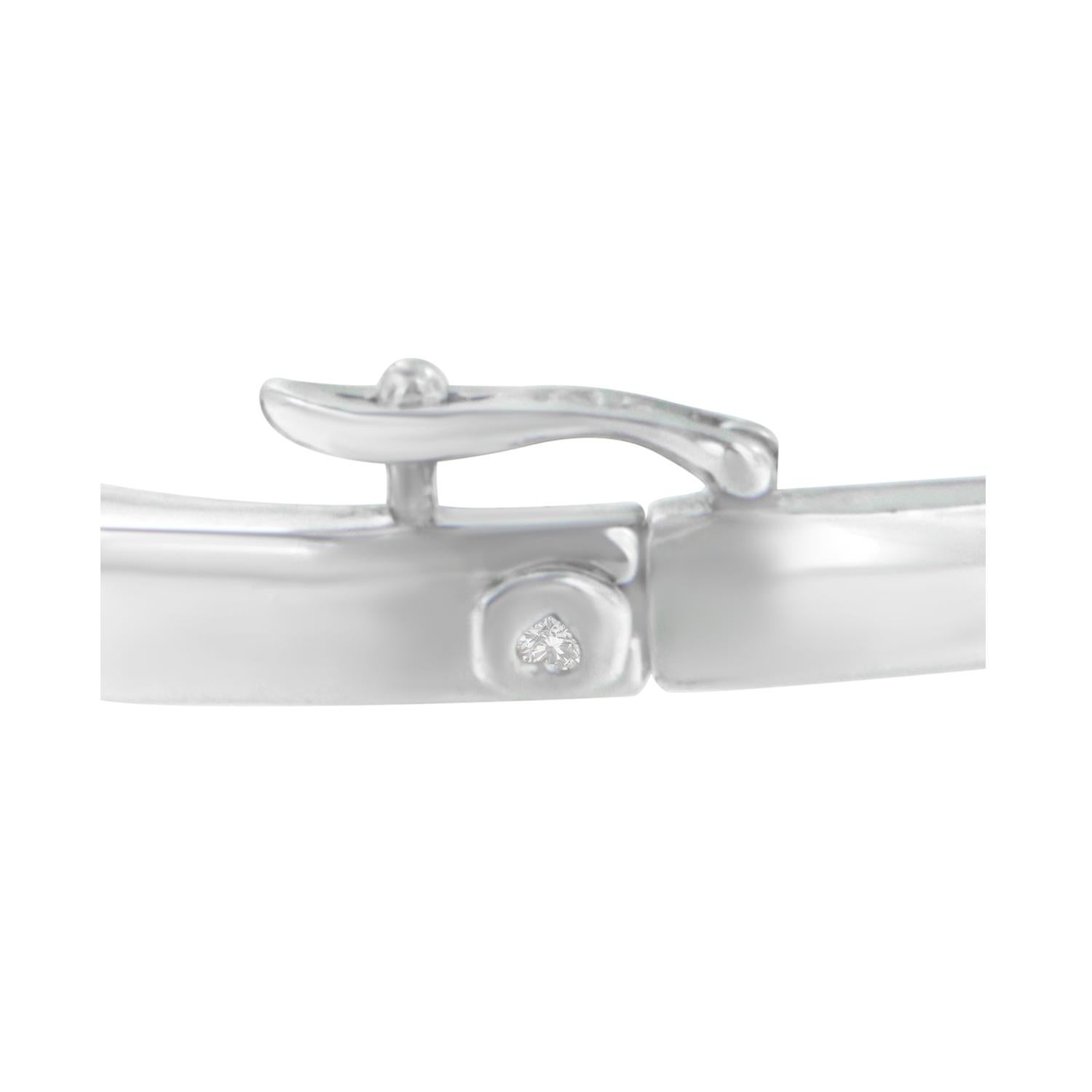 Jazz up your appearance with this dazzling fashion bangle for a princess-like feel. Chiseled to excellence, the sleek bangle is composed of 14 karats white and yellow gold. Polished to shine high, this classy jewel is embellished with shimmering