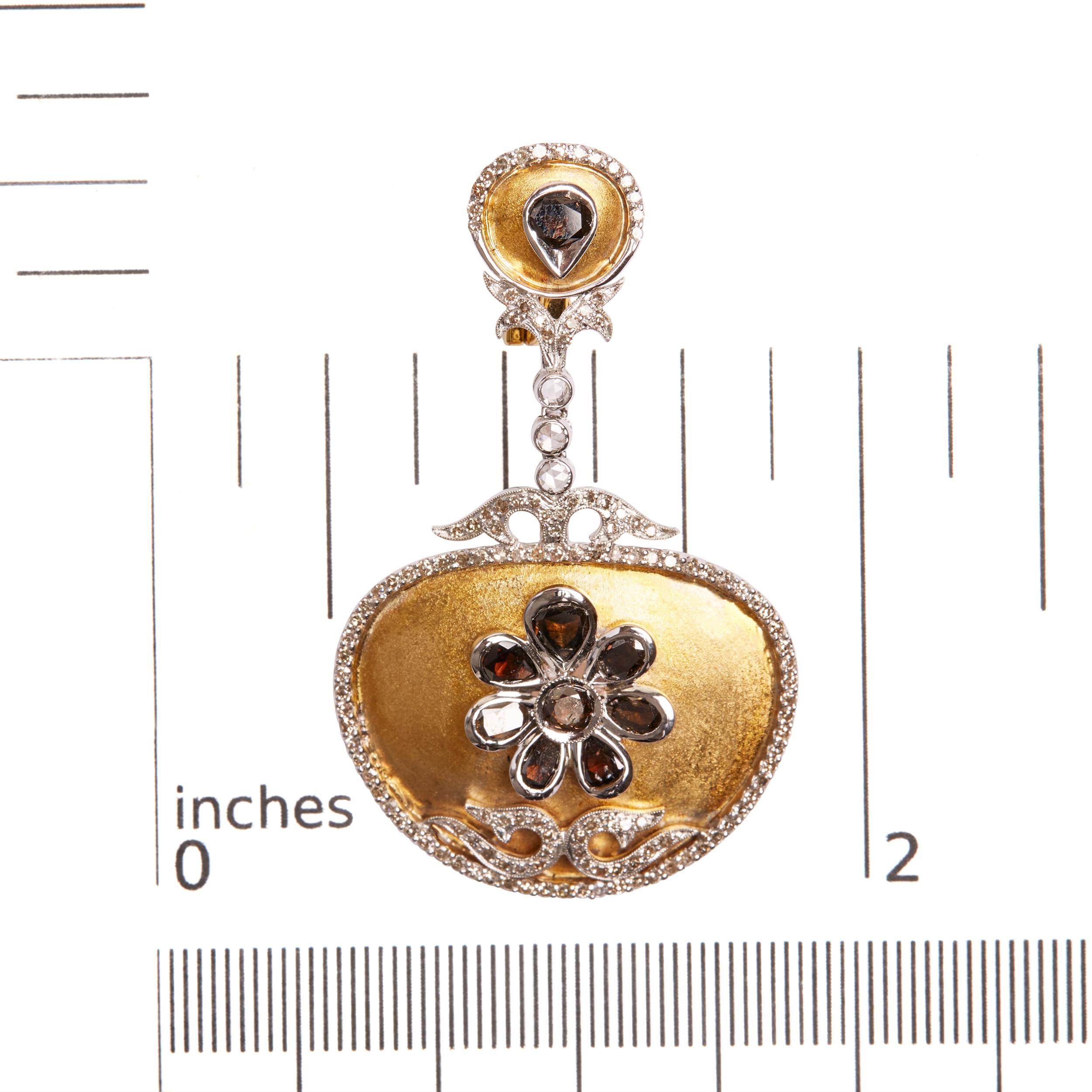 14 Karat zweifarbiges Gold 5 1/4 Karat Diamant-Ohrring mit mattem Medaillon  (Rosenschliff) im Angebot