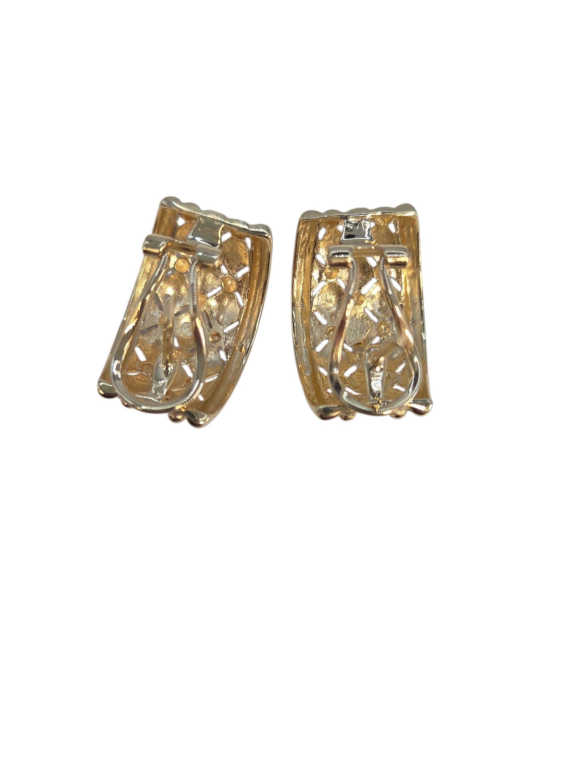 Pendientes de medio aro de 14 quilates con diseño de tejido bicolor

Combina fácilmente estos pendientes de medio aro de oro amarillo y blanco de 14k con cualquier atuendo. Su diseño tejido aporta estilo y sofisticación.

Sello: 14k

Peso: