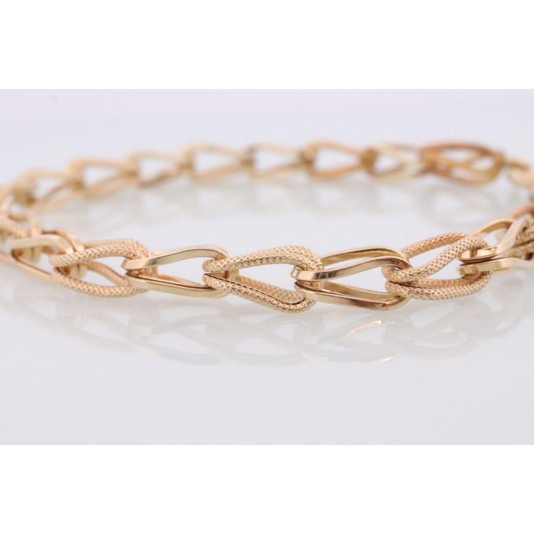 Vintage de los años 90
Materiales: Oro

Anchura de la pulsera: 5,5 milímetros; Longitud de la pulsera: 8 pulgadas

Rara pulsera de oro amarillo de 14 quilates de UNOAeRRE. Precioso diseño de nudo de lazo con textura.

Estado: Muestra signos