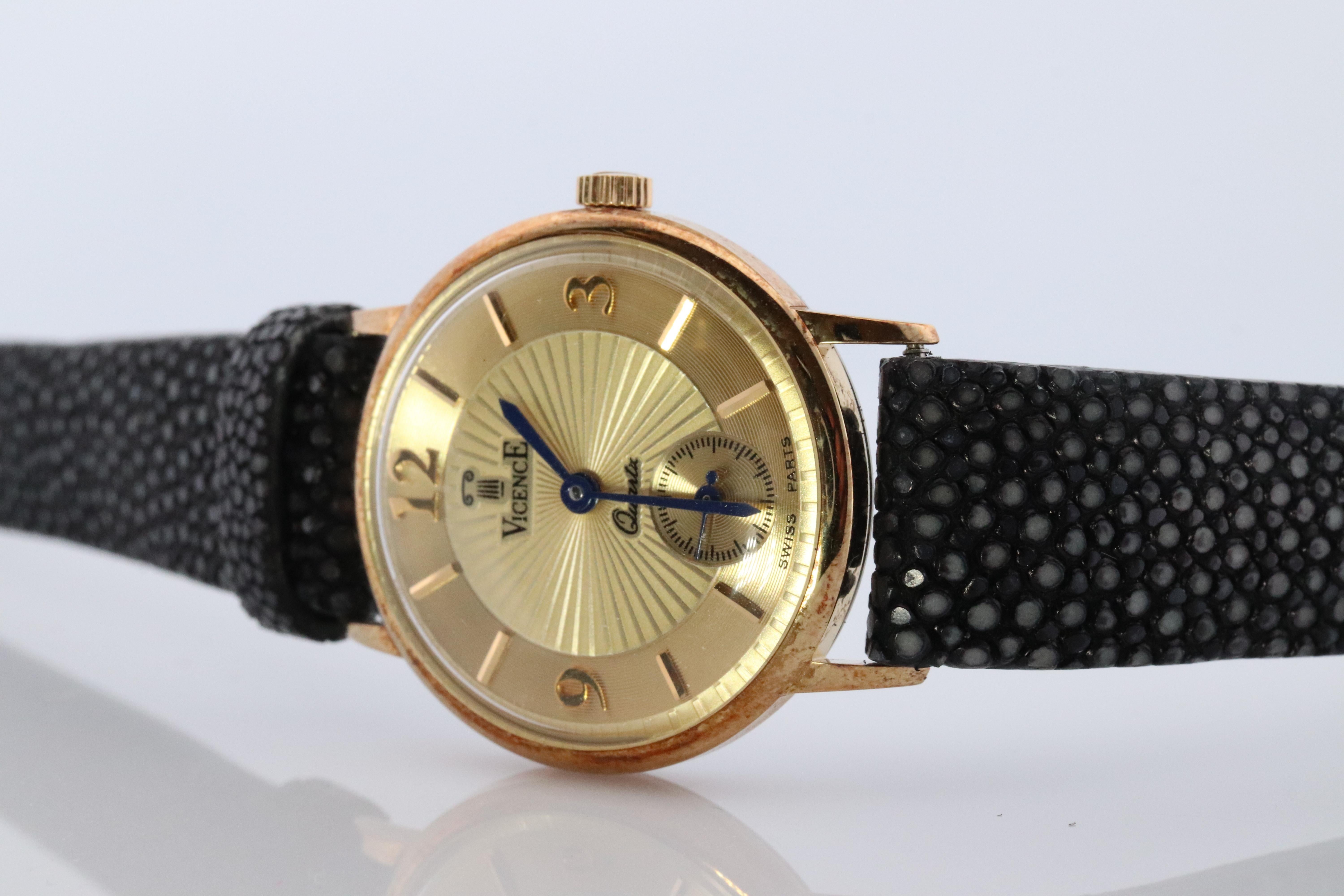 Reloj de pulsera Vicence para señora. Fabricado por Milor.

La caja es de oro amarillo de 14 quilates con tapa trasera de acero inoxidable.

Caja redonda de señora.

Movimiento de cuarzo. Batería nueva.

Detalles:
Caja redonda de 26 mm de diámetro
