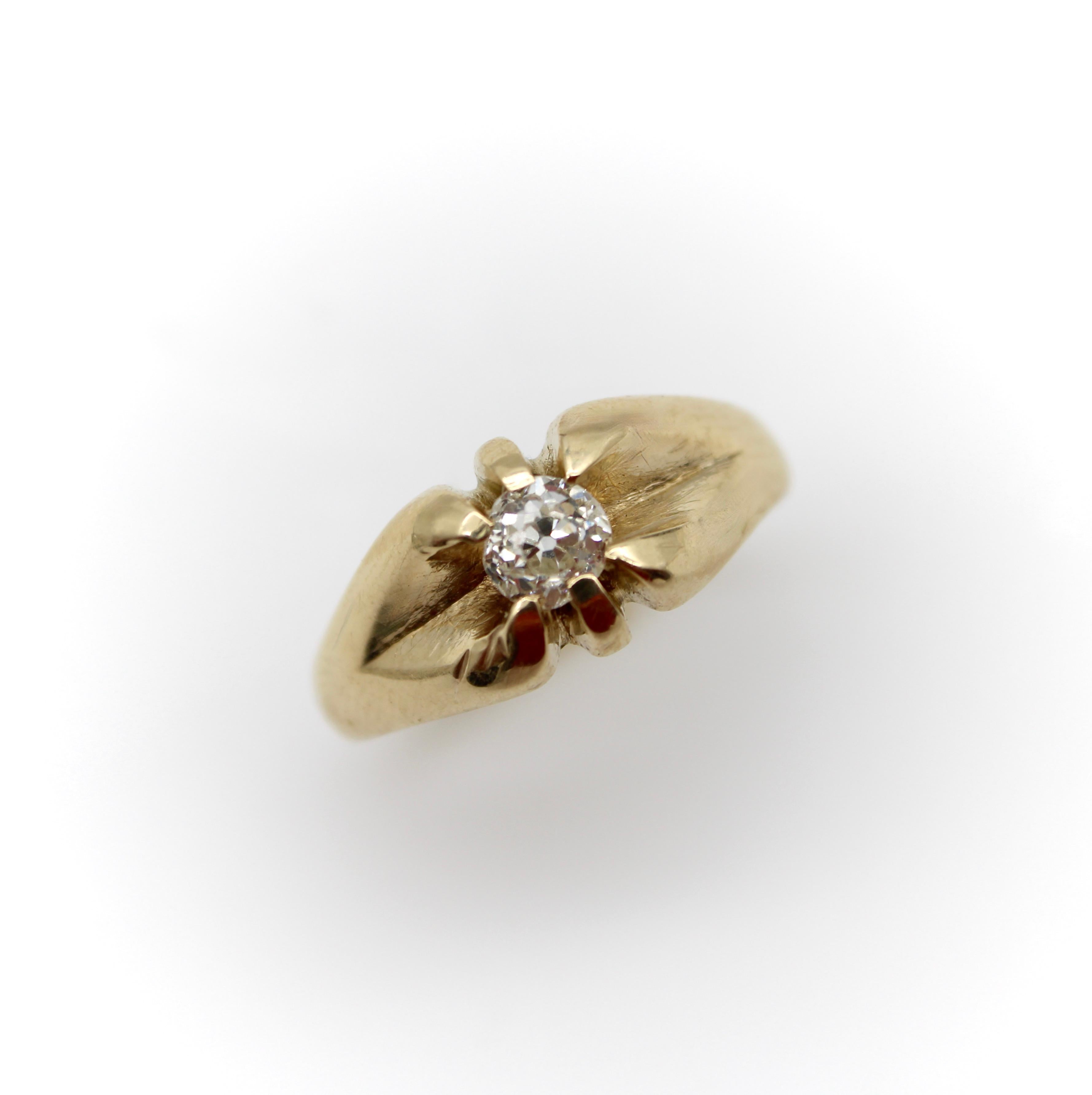 Ein eleganter viktorianischer 14-Karat-Ring mit einem lebendigen Diamanten im Minenschliff und einer handgeschnitzten Fassung. Der Diamant ist in eine 14-karätige Goldfassung mit sechs Zacken eingefasst, hat 0,40 Karat und einen Durchmesser von 4,6
