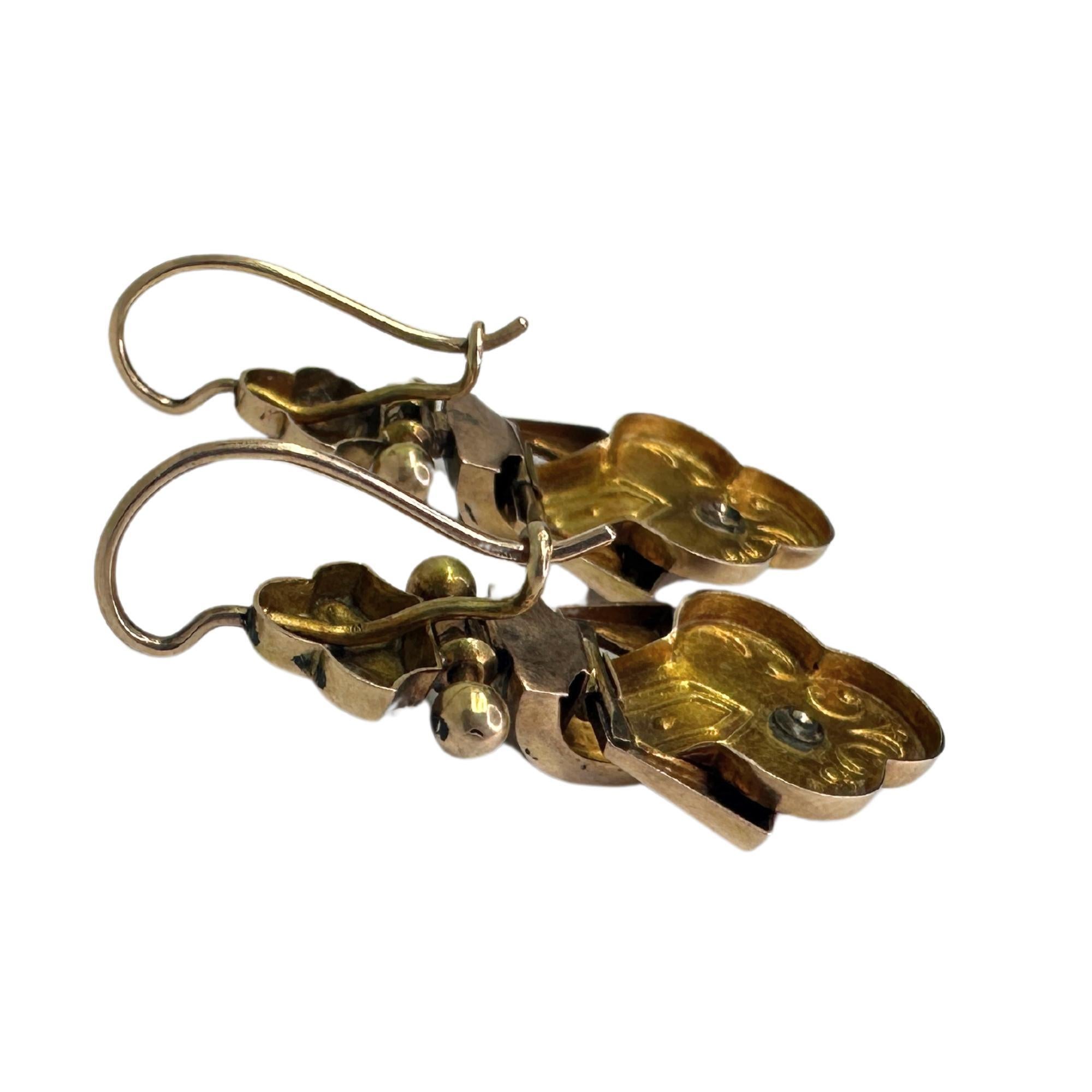 Diese exquisiten 14-karätigen viktorianischen Taille D'epargne-Ohrringe bestechen durch ihre filigranen Details und ihr klassisches Design. Aus hochwertigem 14-karätigem Gelbgold gefertigt, bieten sie eine zeitlose Eleganz. Mit einer Länge von 1,40