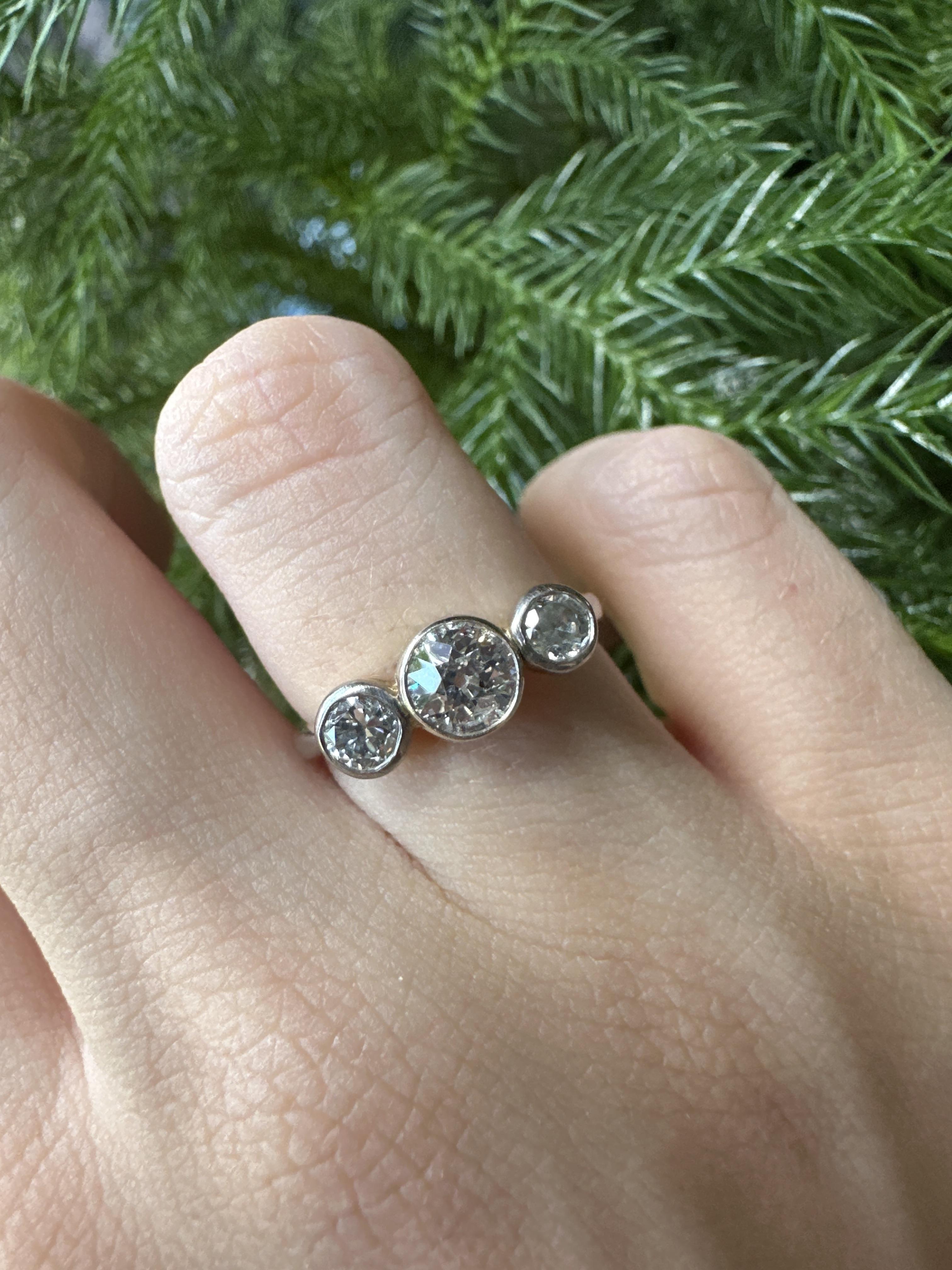 Unser viktorianischer 14-karätiger Verlobungsring mit drei Diamanten ist eine wahre Verkörperung von viktorianischer Eleganz und Charme. Dieser schöne Ring passt auf einen Finger der Größe 6,5. Der Ring mit einem Gewicht von 2,4 Gramm besticht durch