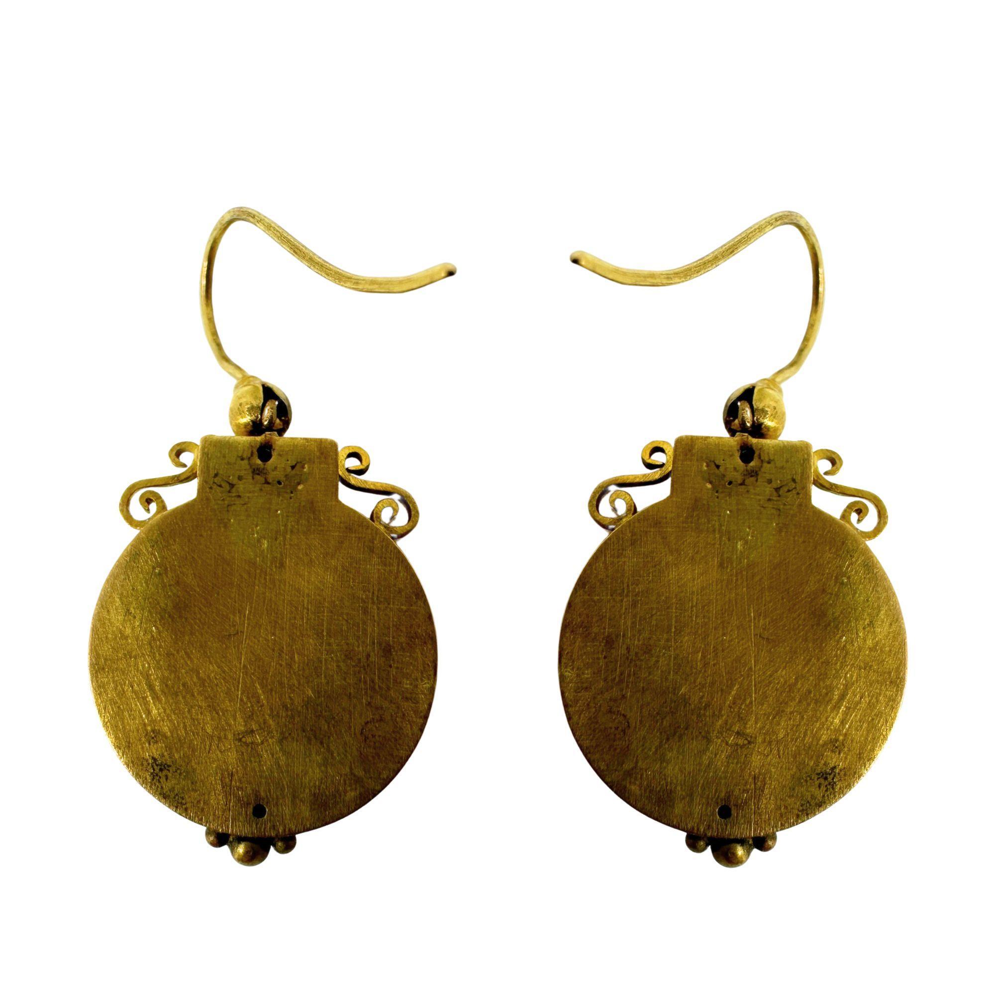 Add a touch of vintage elegance to your outfit with these 14k Vintage Drop Earrings. Crafted in yellow gold, these Victorian earrings measure 1 inch in length and weigh 2.8 grams. In good condition, they feature intricate detailing and are perfect