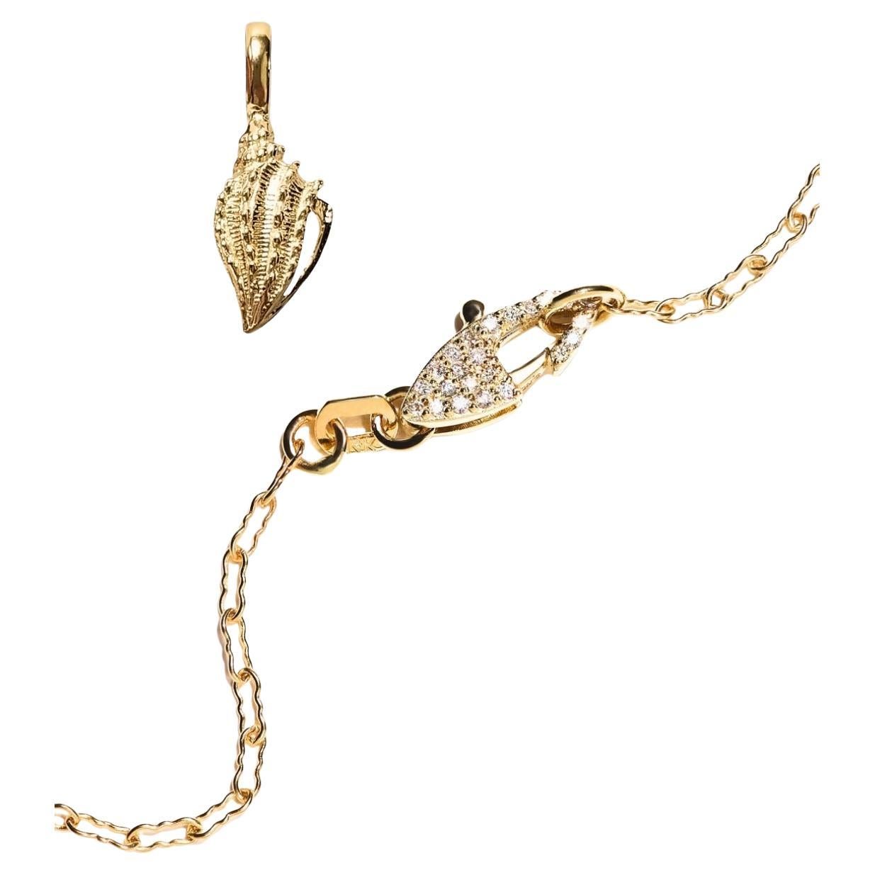 Collar con cadena sujetapapeles de concha marina de oro amarillo de 14k by Series of Eleven