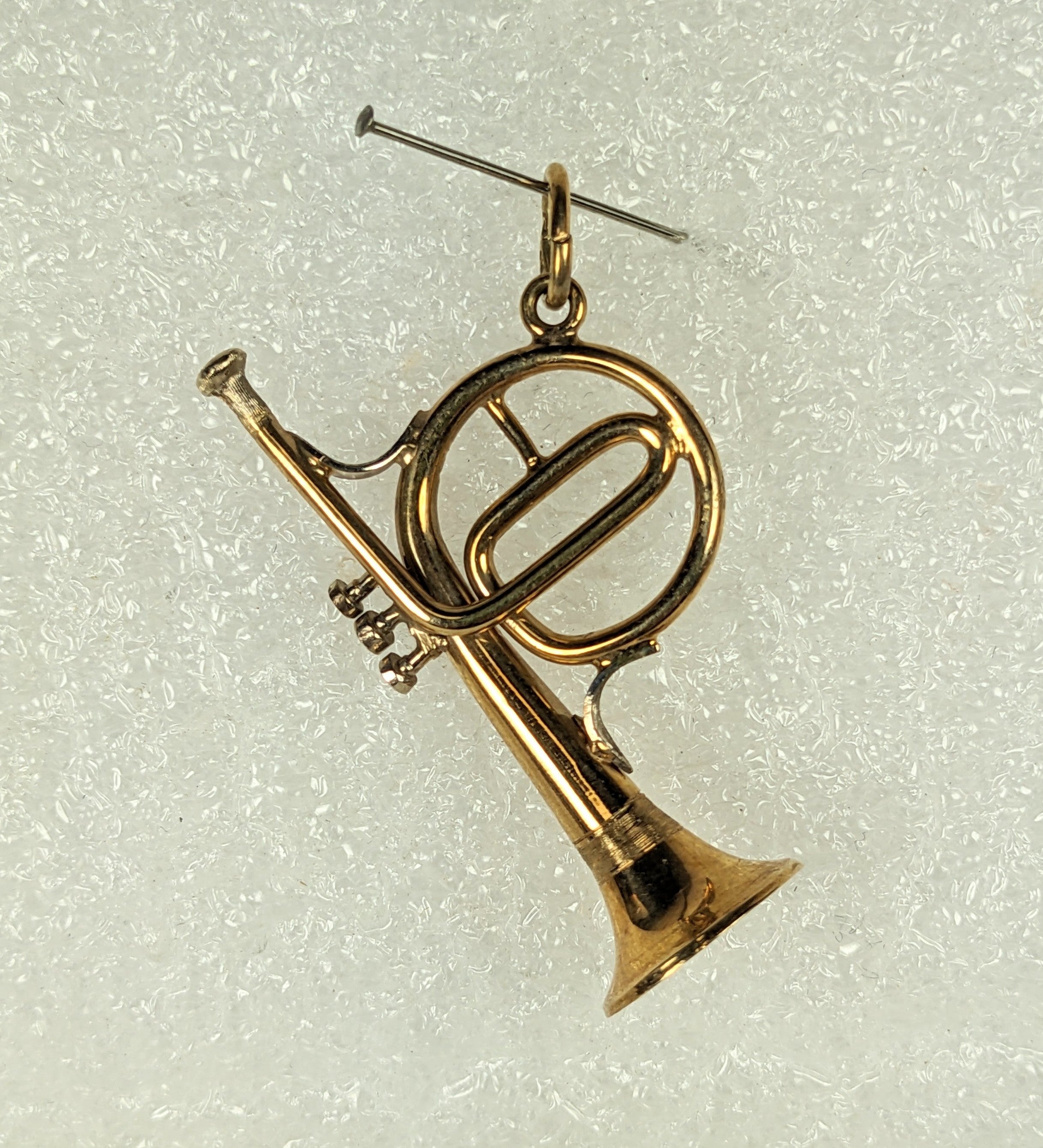 Wunderschön detaillierte 14K Antique Trumpet Anhänger für den Musiker in Ihrem Leben aus den 1940er Jahren. Großzügig und gewichtig. 
Markiert 14k. 1 .6