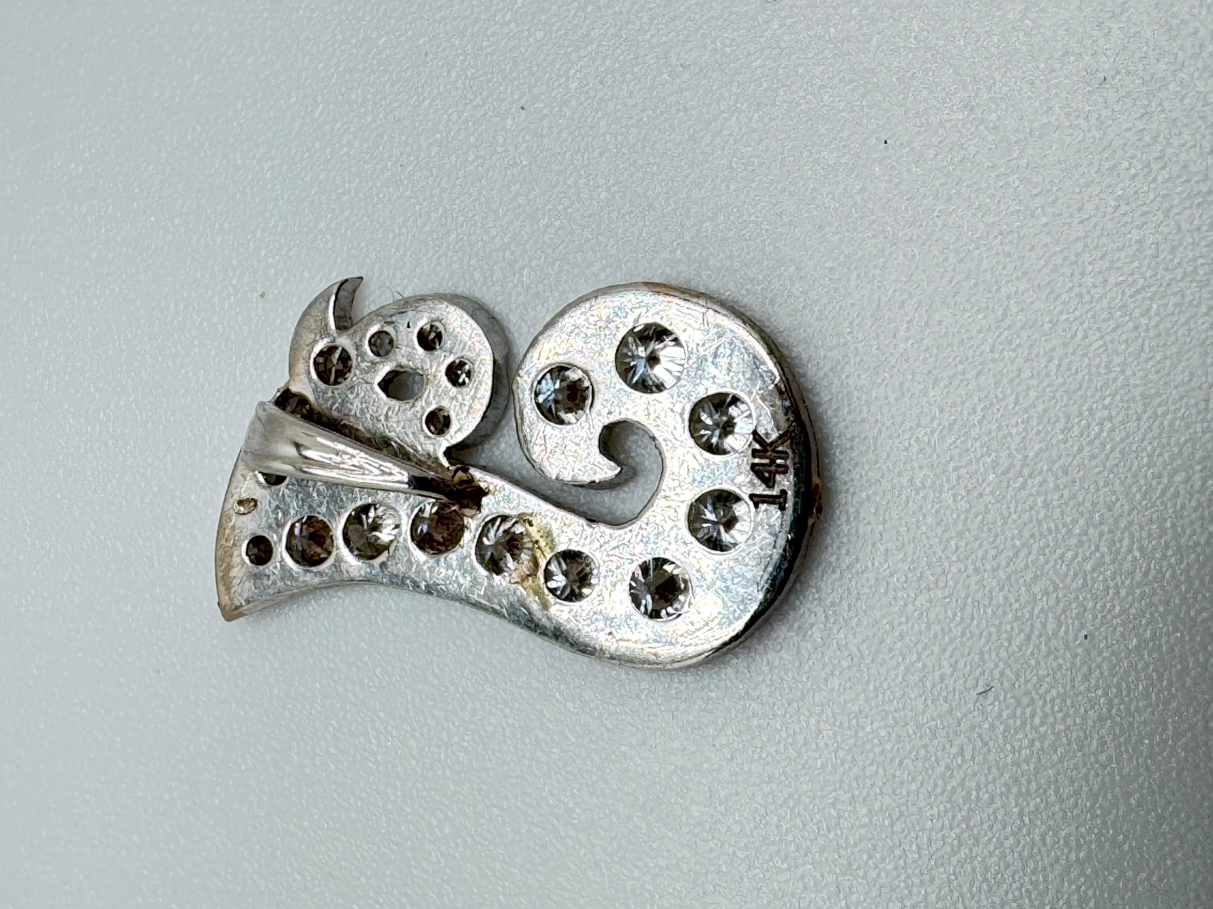 Questo elegante ciondolo in oro bianco 14K mostra un'iniziale 