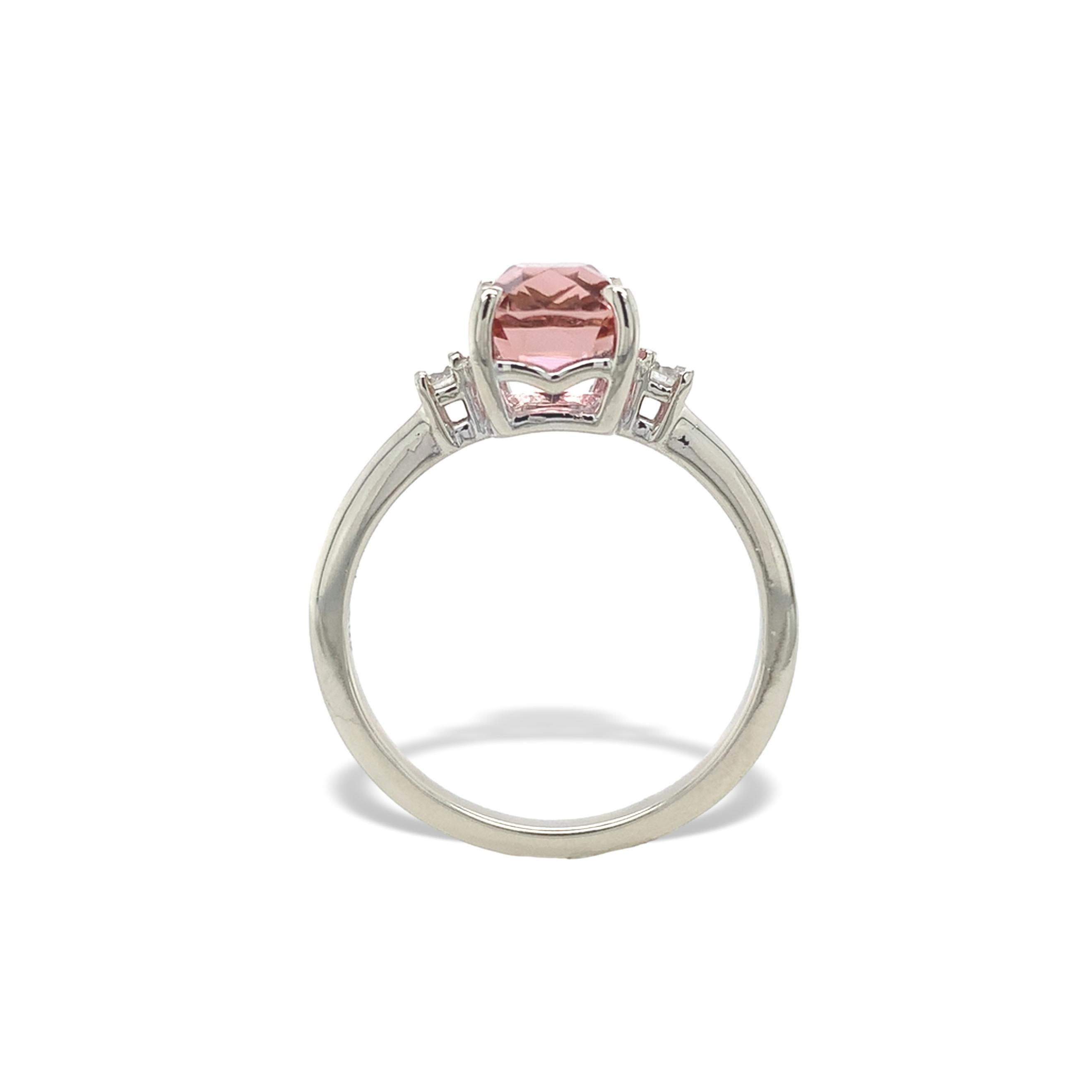 Bague en or blanc 14 carats ornée d'une tourmaline rose pesant 2,24 carats. La tourmaline authentique extraite de la terre a une couleur rose-pêche chaude. La tourmaline est de taille ovale/coussin magnifiquement facettée et mesure environ 8,5 mm x