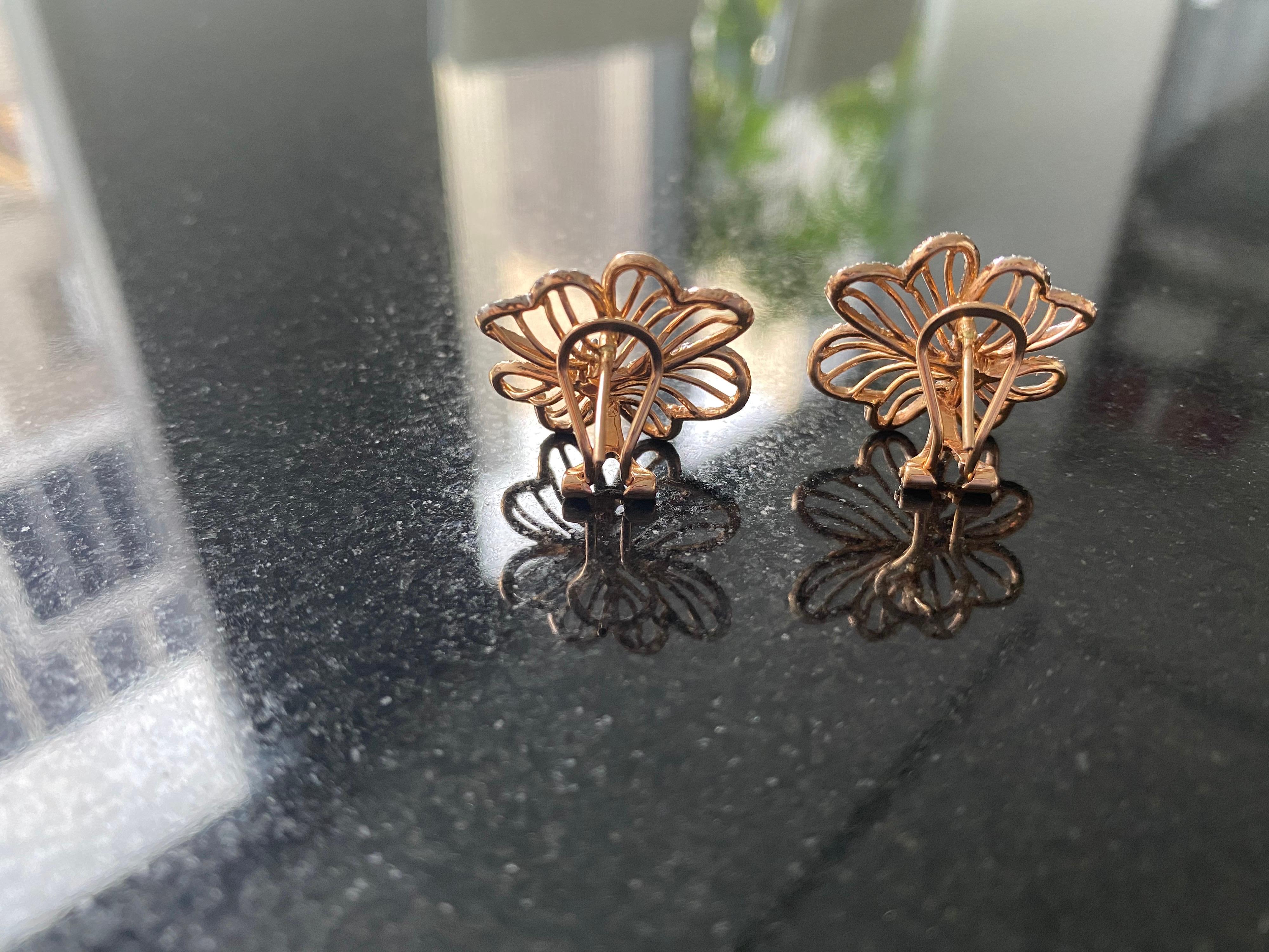 Orecchini a fiore con diamanti in oro bianco e rosa 14 carati in vendita 2