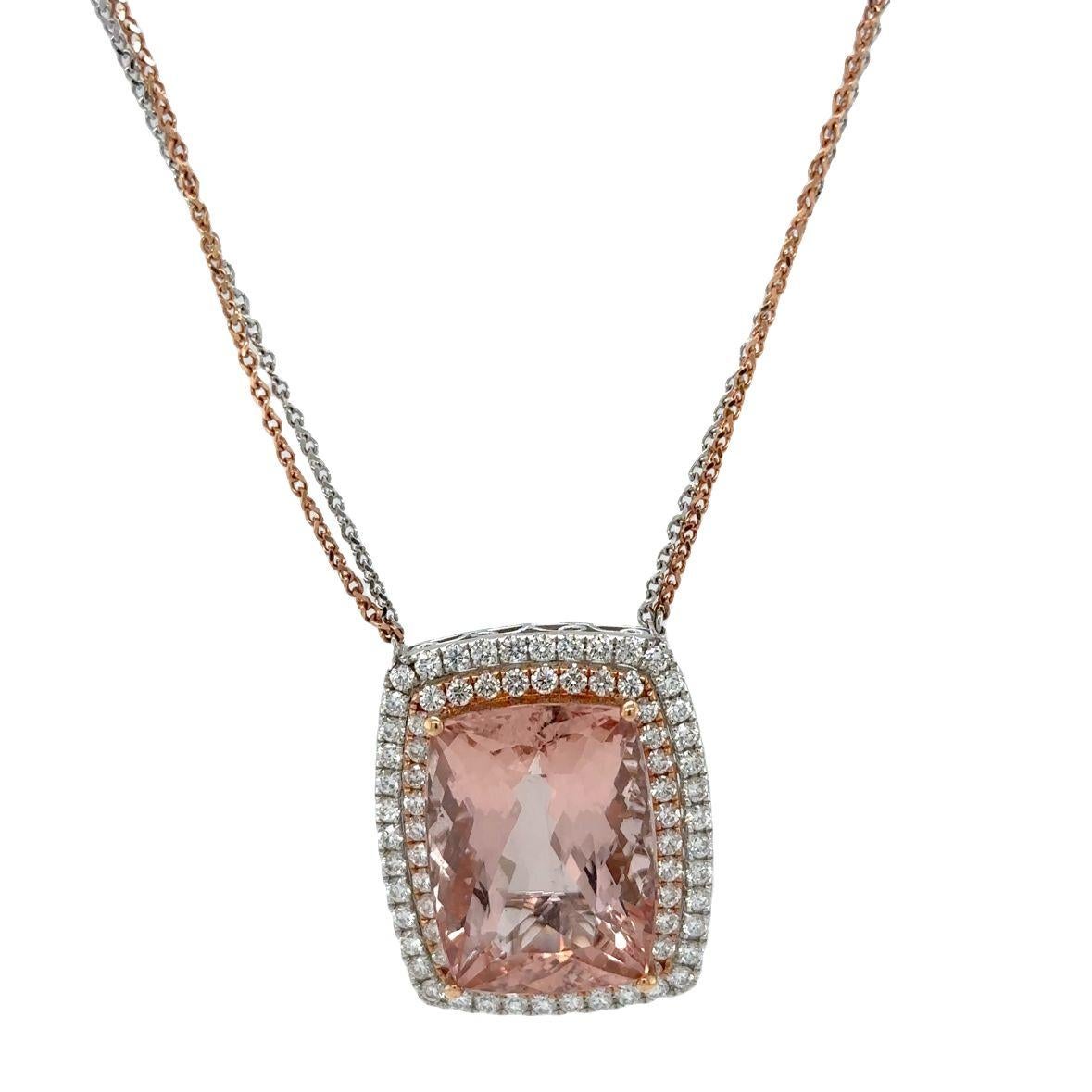 Rayonnant d'élégance et de charme, ce superbe collier en or jaune et rose 14 carats se compose d'une délicate chaîne double de 16 pouces qui encadre gracieusement le décolleté. En son centre, une captivante Morgane de 20,40ct, taillée en coussin,