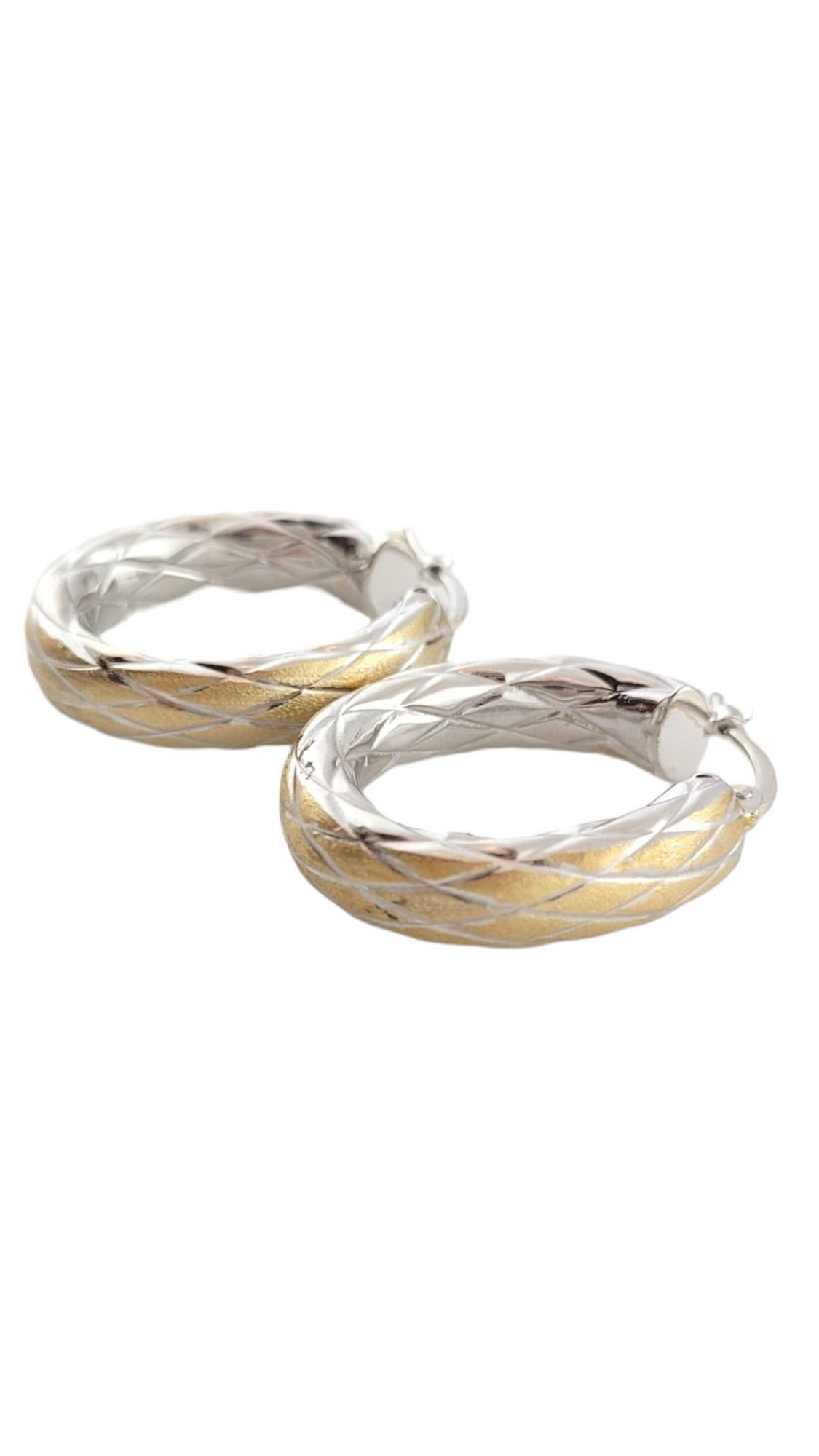 Vintage 14K White and Yellow Gold Criss Cross Pattern Hoops

Tis gorgeous set of 14K white gold hoops have yellow gold detailing and a beautiful crisscross X pattern!

Size: 29.98mm X 24.77mm X 6.18mm

Weight: 3.4 dwt/ 5.3 g

Hallmark: 14KT