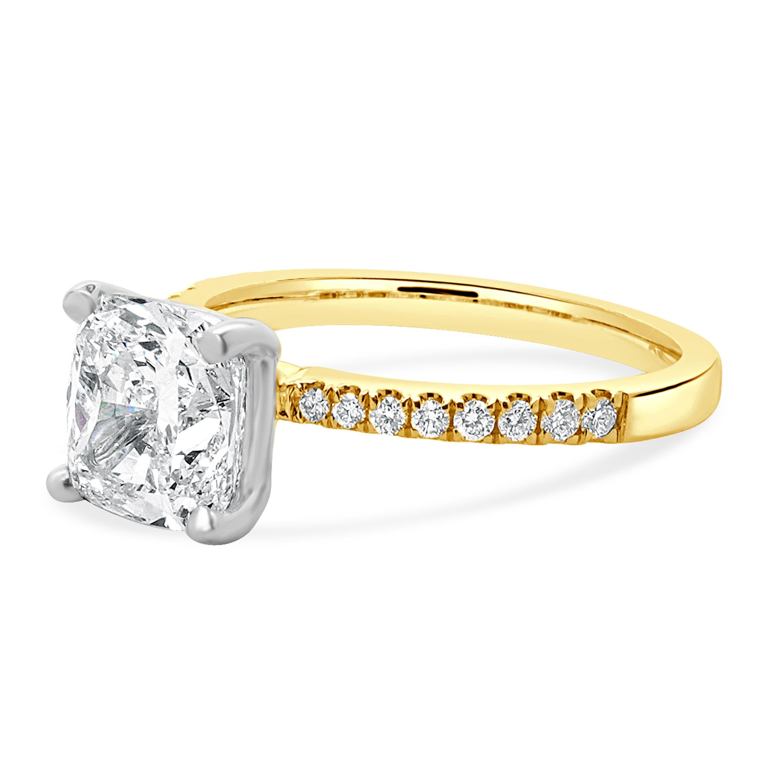 MATERIAL : Or blanc et jaune 14K
Diamant central : 1 taille coussin = 2,50ct
Couleur : J
Clarté : VS2
GIA : 5231389268
Diamant : taille ronde brillante = 0,25cttw
Couleur : G
Clarté : SI1
Taille de l'anneau : 6.5 (veuillez prévoir jusqu'à 2 jours