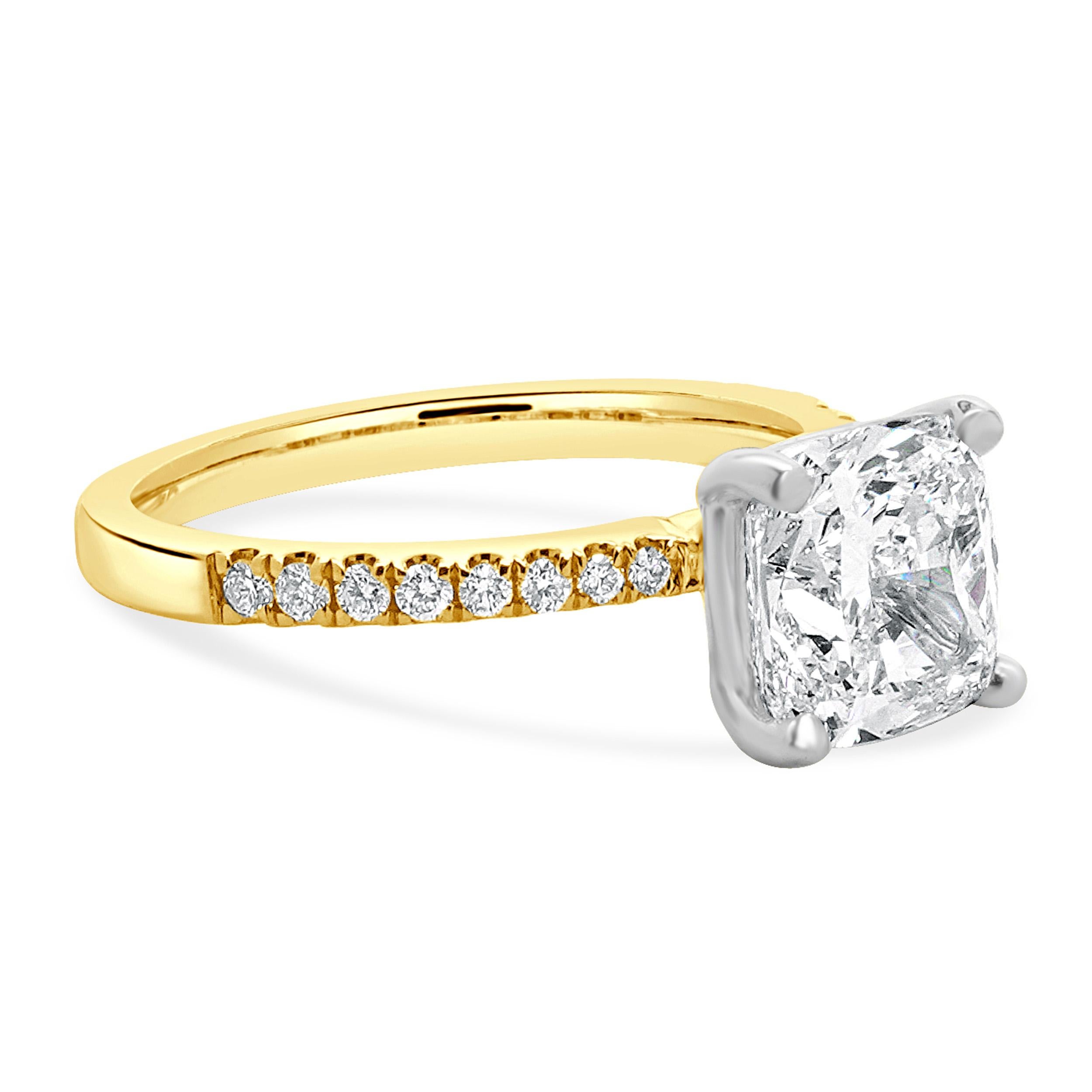 Taille coussin Bague de fiançailles en or blanc et jaune 14 carats avec diamant taille coussin en vente