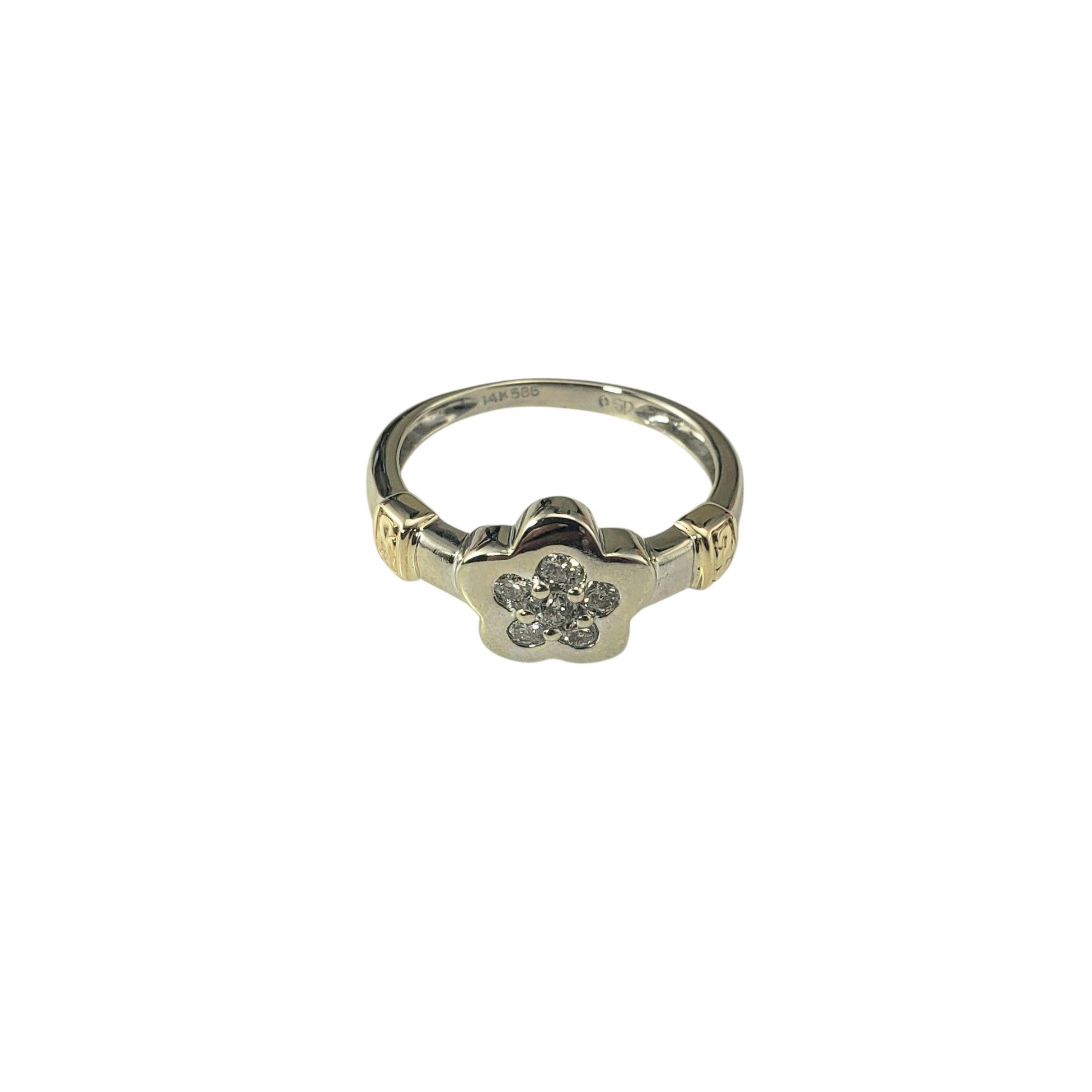 Bague fleur en or blanc et jaune 14K diamantée Taille 7.25-

Réalisée dans un charmant design bicolore, cette bague en or blanc et jaune 14 carats présente une grappe en forme de fleur sertie de six diamants étincelants. Le motif floral ajoute une