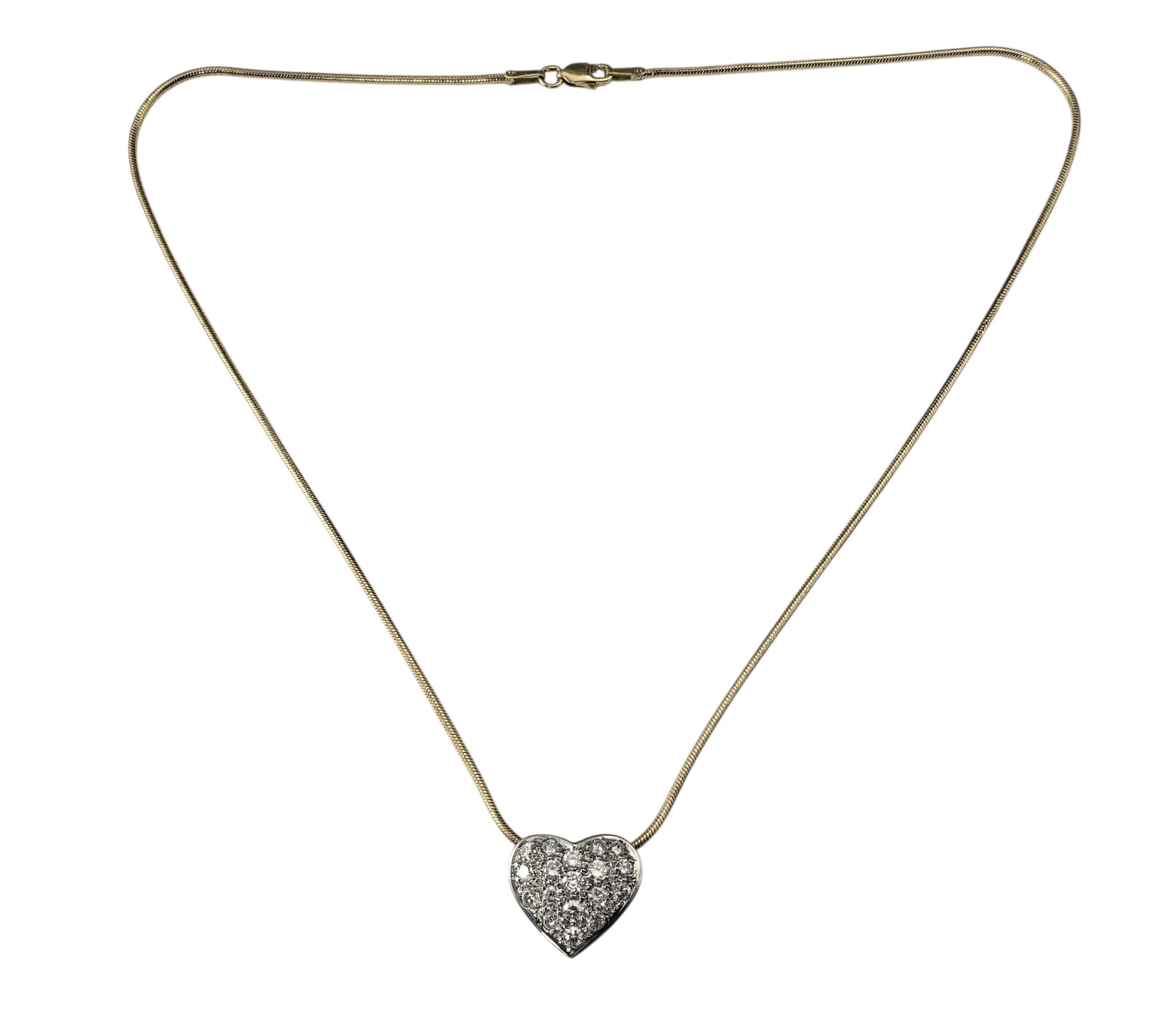 14K Weiß- und Gelbgold Diamant-Anhänger Herz-Halskette-

Klassische Romantik trifft auf alltäglichen Glanz in dieser zeitlosen Herz-Halskette aus 14 Karat Gold. Der sanft gewölbte Herzanhänger ist in Weißgold mit 18 runden Diamanten im