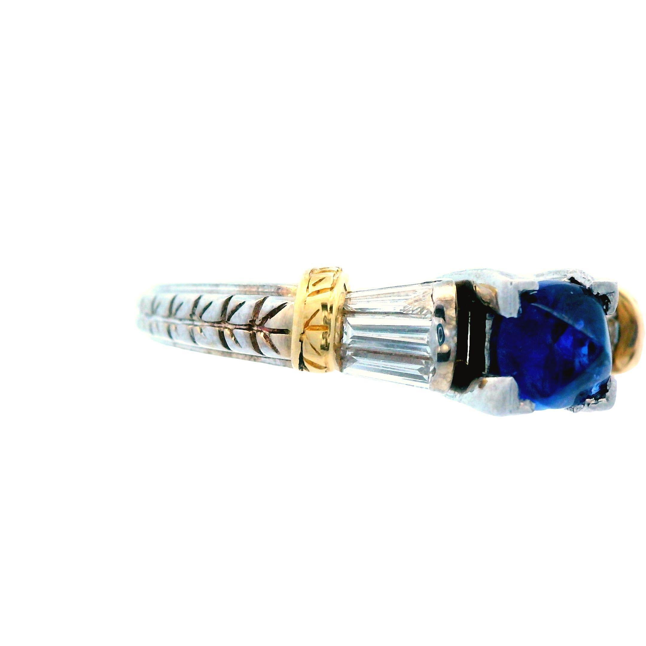 Taille cabochon Bague de fiançailles en or blanc et jaune 14 carats avec diamant et saphir bleu en vente