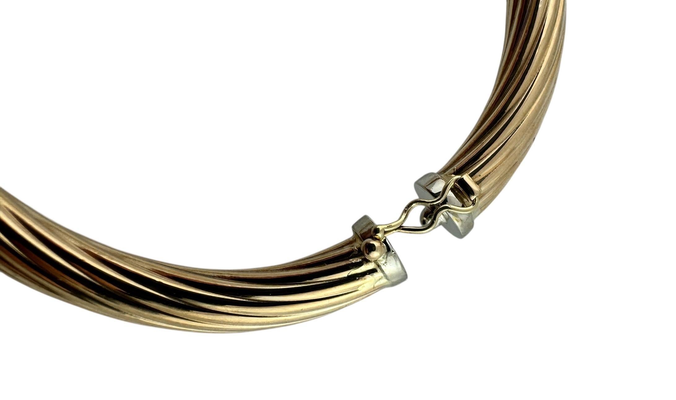 Bracelet torsadé ovale en or blanc et jaune 14K

Ce magnifique bracelet ovale est serti en or jaune 14 carats avec des embouts blancs par fermeture et charnière.

Estampillé : AGS 14K

Convient à un poignet jusqu'à 7