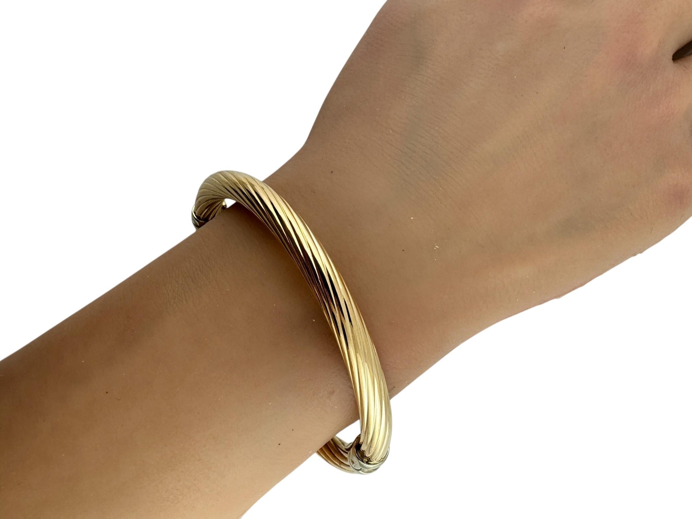 Contemporain Bracelet jonc torsadé ovale en or blanc et jaune 14 carats #20421 en vente