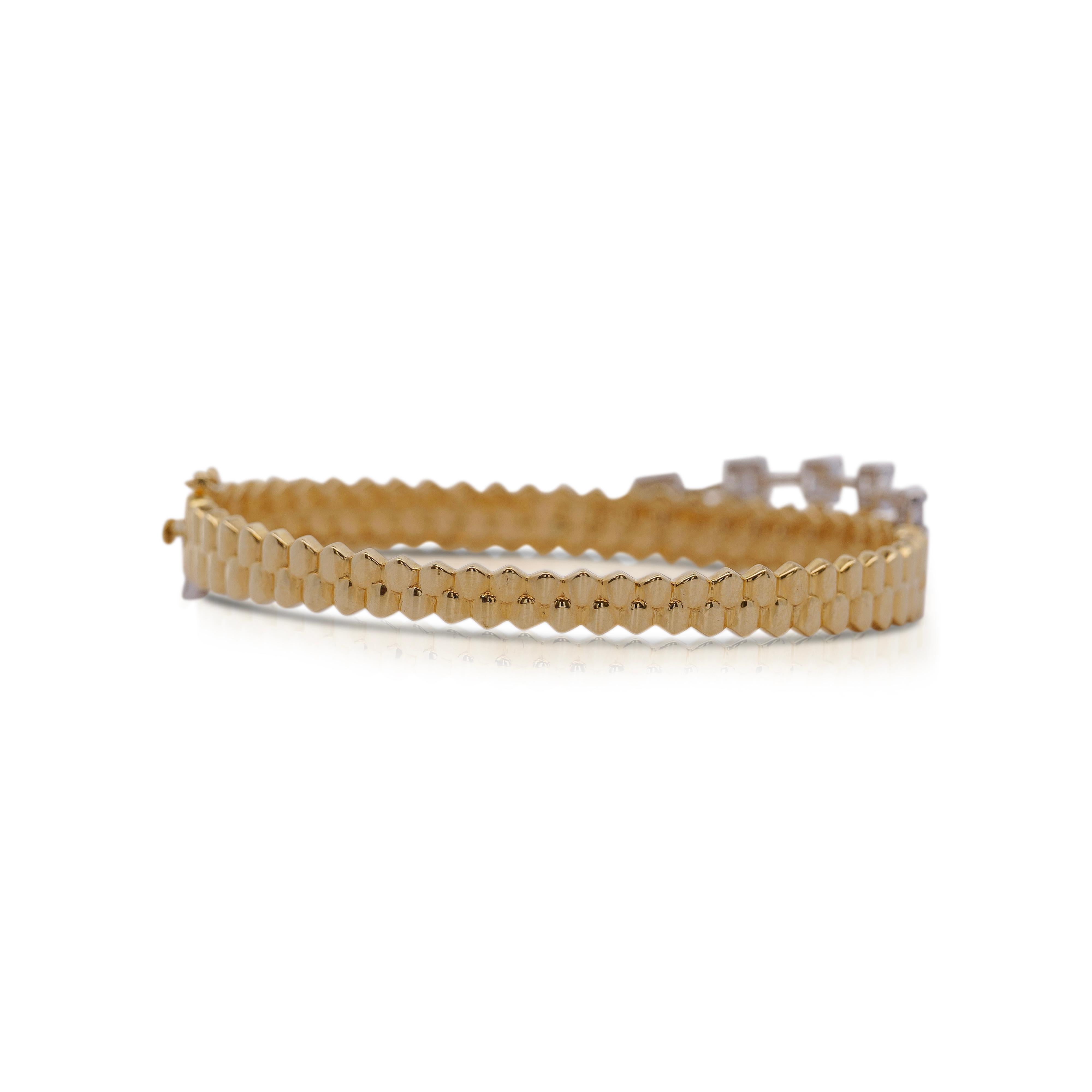 14K Weiß- und Gelbgold gerippter 1,52 Karat Diamant-Armreif mit Illusion-Set (Baguetteschliff) im Angebot