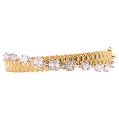 Brazalete de diamantes acanalado de oro blanco y amarillo de 14 quilates de 1,52 quilates con engaste ilusión