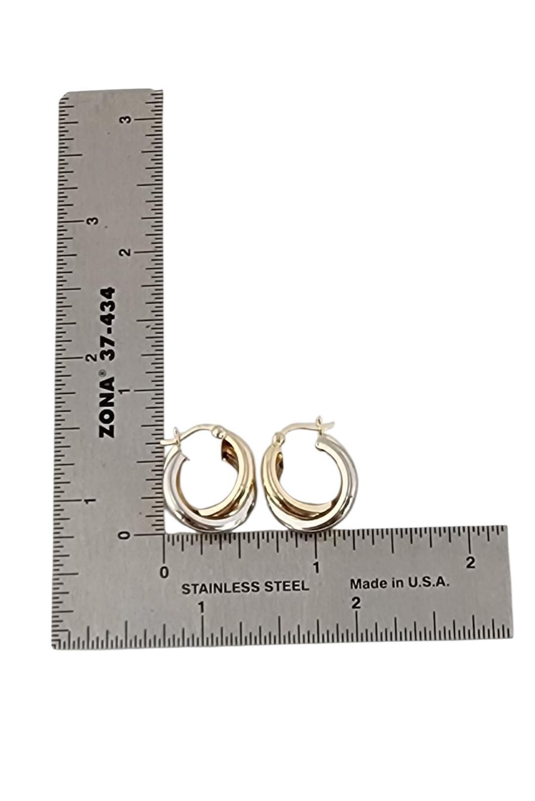 Orecchini a cerchio a due toni in oro bianco e giallo 14K #24008 in vendita 2