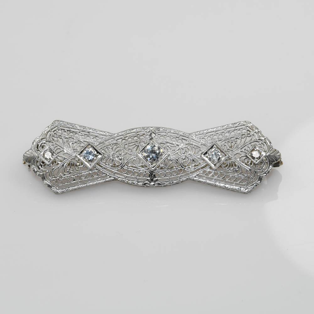 Antike Brosche aus 14k Weißgold mit Diamanten.
Gestempelt 14k und wiegt 5 Gramm.
Die Diamanten sind rund, im Übergangsschliff, insgesamt 0,50 Karat, Farbe H bis I, Reinheit VS.
Ausgezeichnete filigrane Metallarbeit.
Die Brosche ist 2 1/4 Zoll lang