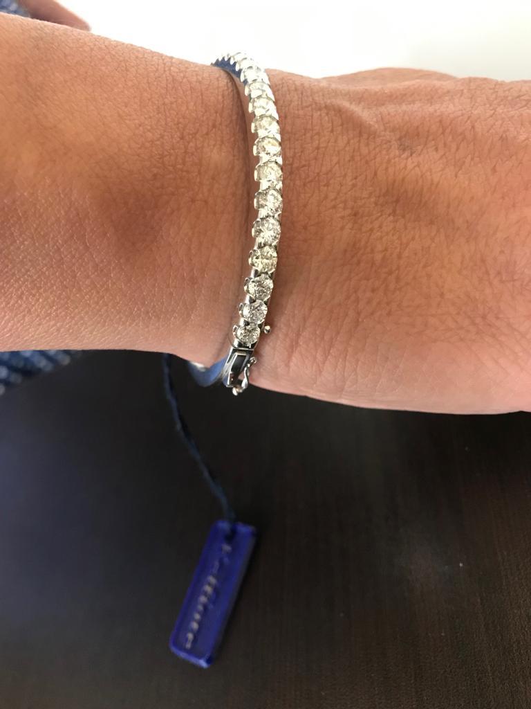 14 Karat White Diamond Bangle 4.50 Carat In New Condition For Sale In Great Neck, NY
