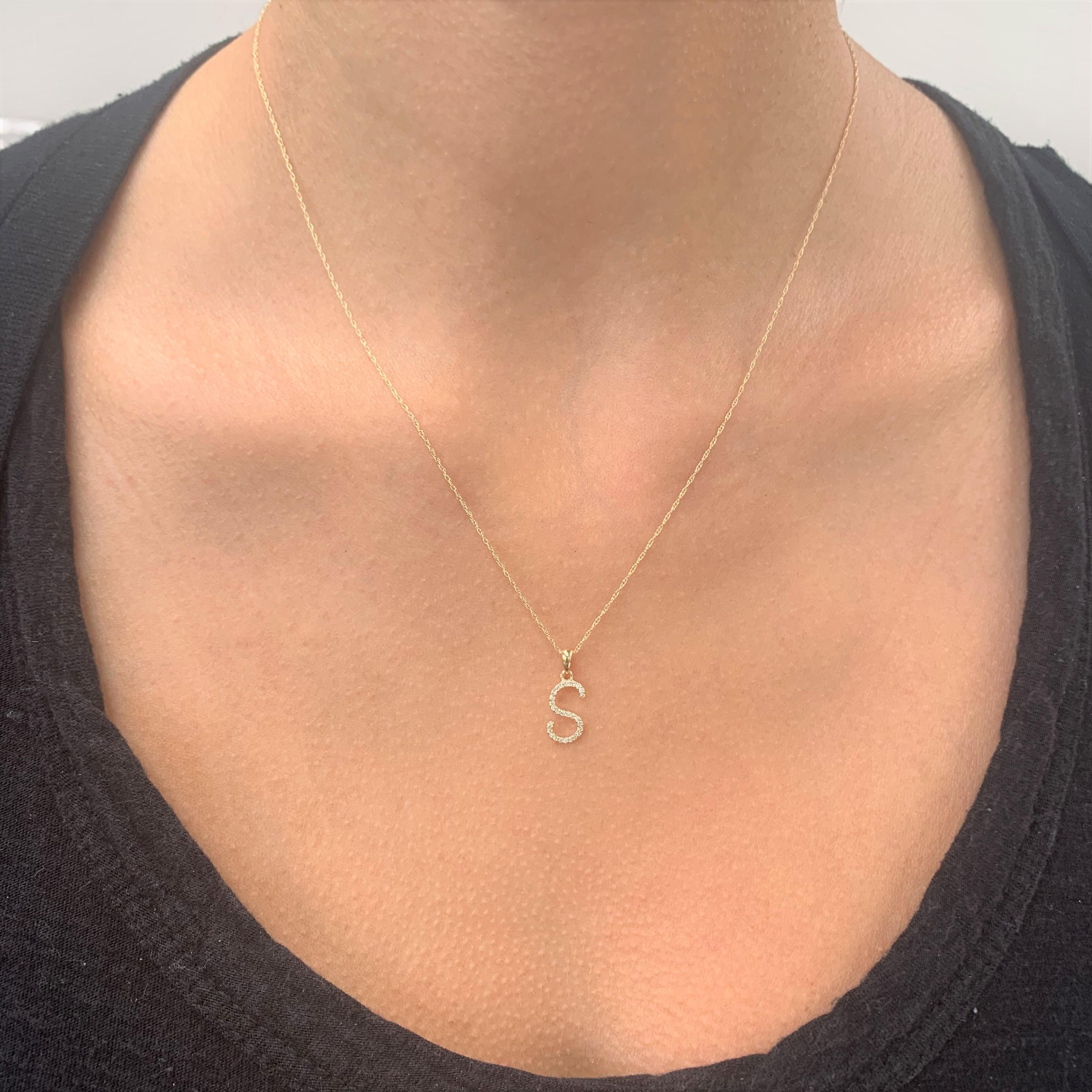 14k Weißgold 0,06 Karat Diamant-Initial-Anhänger-Halskette, Initial S im Zustand „Neu“ im Angebot in Great neck, NY