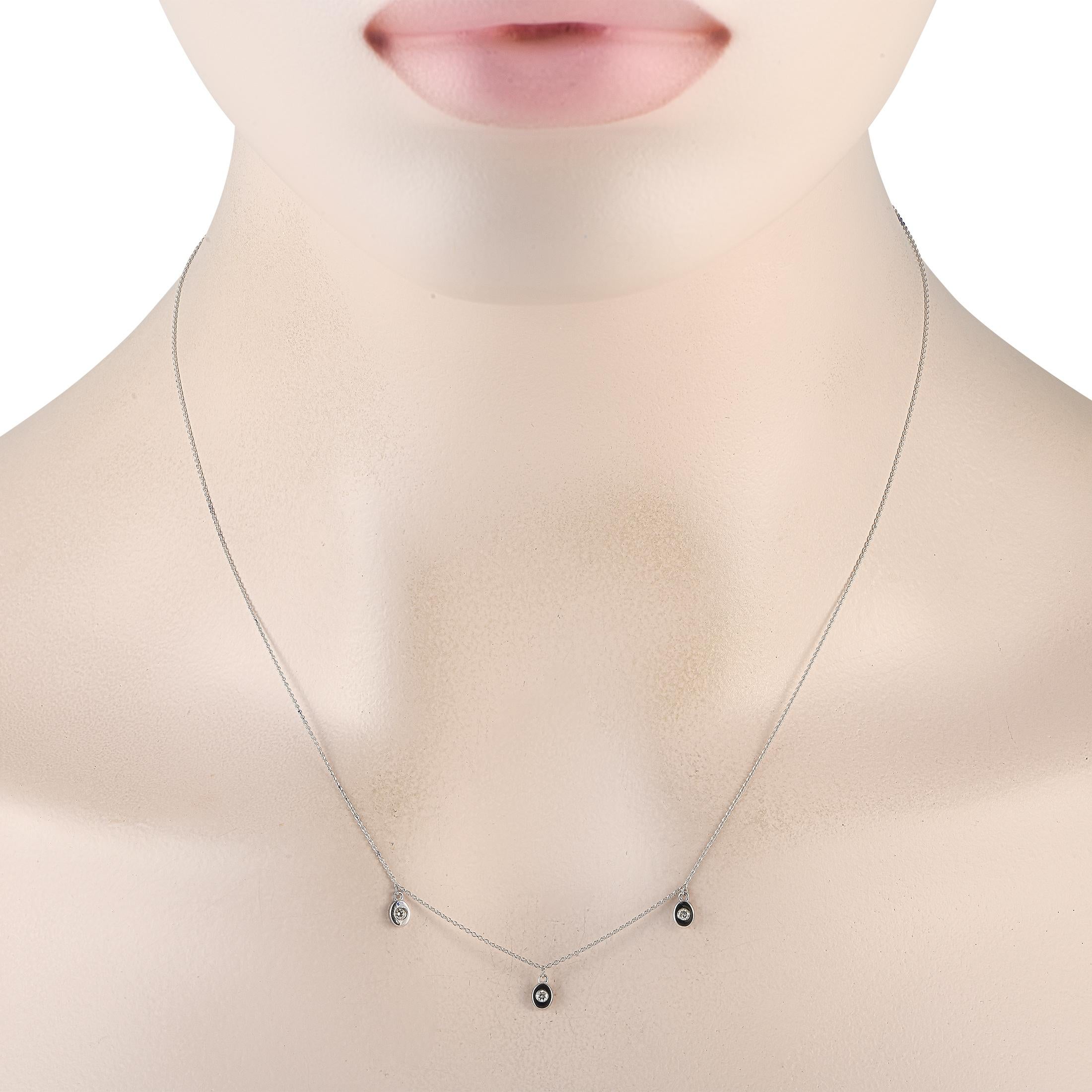 Una serie de colgantes de oro blanco de 14 quilates hacen de este collar un clásico instantáneo. En el trío de colgantes, los diamantes talla redonda con un peso total de 0,06 quilates añaden un toque de brillo. Perfecta para llevar a diario, tiene