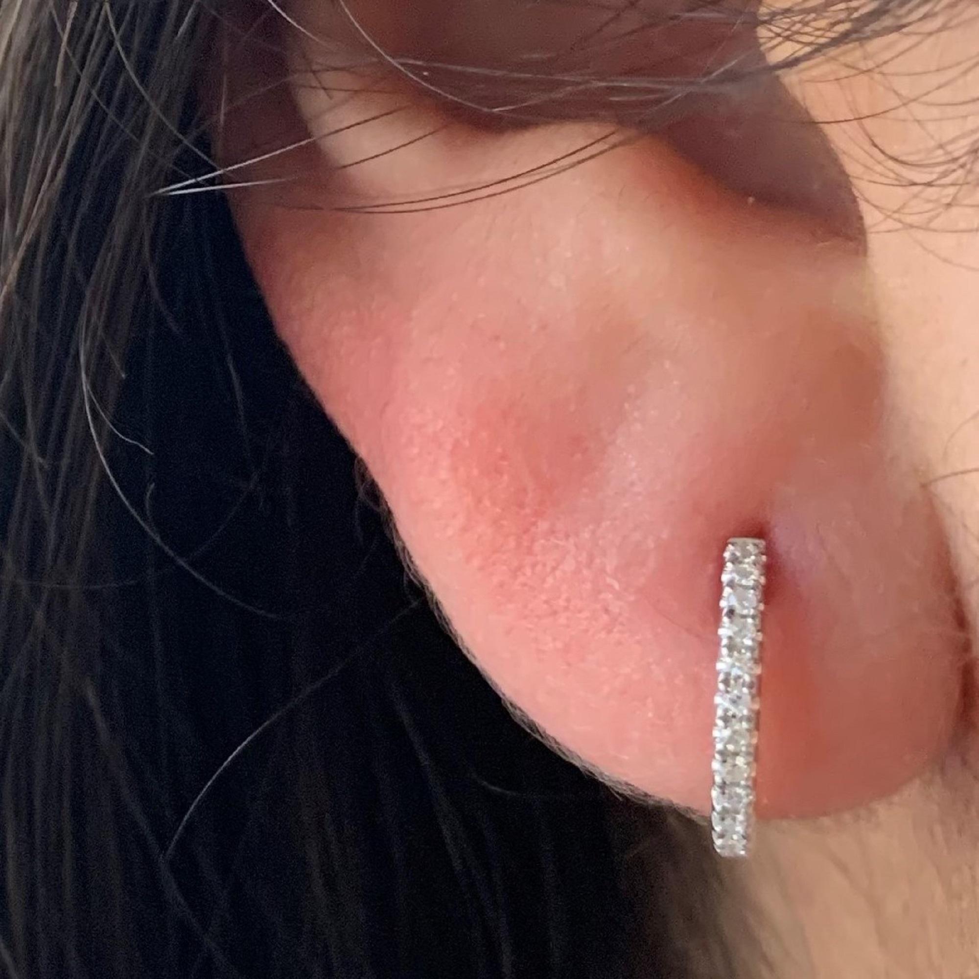 14 Karat Weißgold 0,10 Karat Diamant Huggie Hoop Ohrring im Zustand „Neu“ im Angebot in Great neck, NY