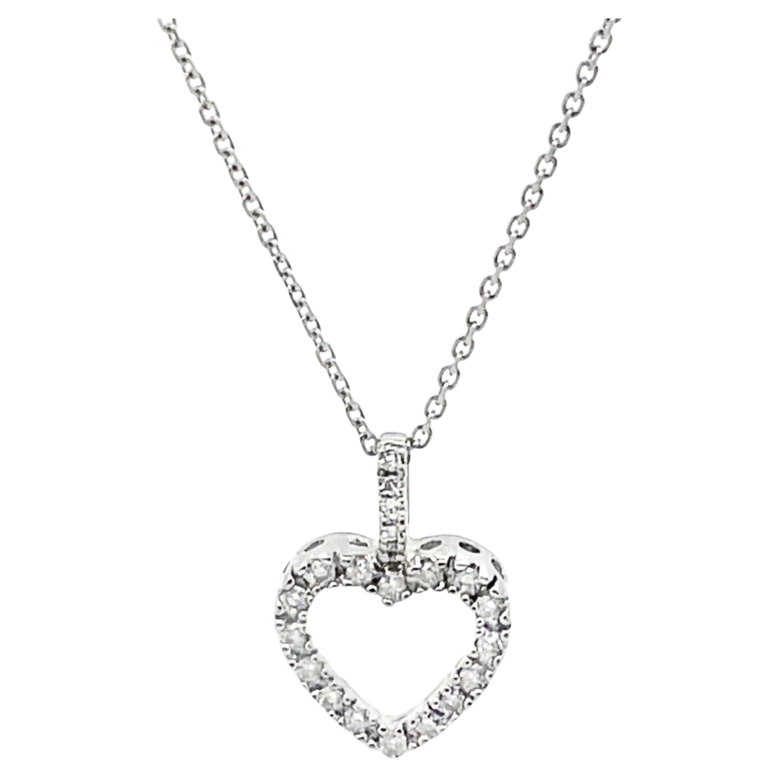 Collar de oro blanco de 14 quilates con un corazón abierto y un diamante de 0,10 quilates