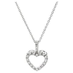 Collar de oro blanco de 14 quilates con un corazón abierto y un diamante de 0,10 quilates