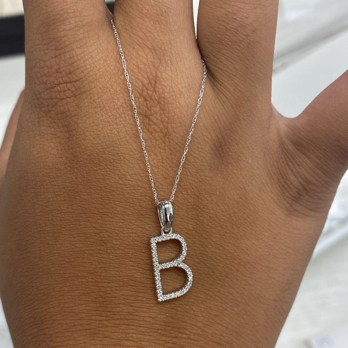 Collier à pendentif avec l'initiale de l'alphabet : Ce magnifique collier en or, d'une longueur de chaîne de 16 à 18 pouces et d'un diamètre d'initiale de 13 mm, est orné de diamants ronds de 0,09 à 0,12 ct, ce qui vous permet de mettre en valeur