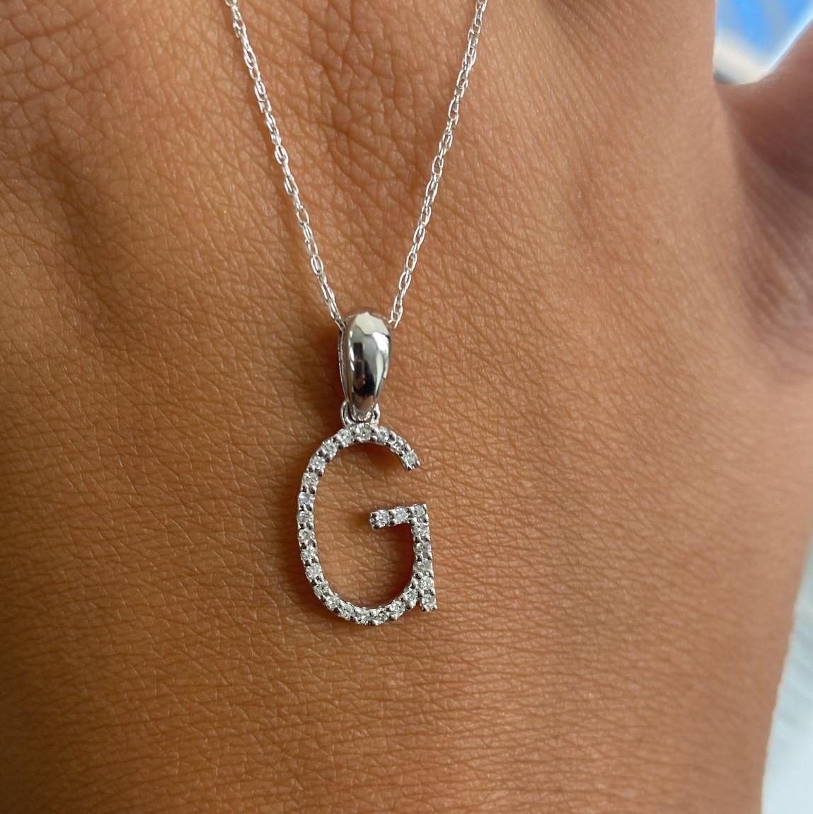 Collier à pendentif avec l'initiale de l'alphabet : Ce magnifique collier en or, d'une longueur de chaîne de 16 à 18 pouces et d'un diamètre d'initiale de 13 mm, est orné de diamants ronds de 0,09 à 0,12 ct, ce qui vous permet de mettre en valeur