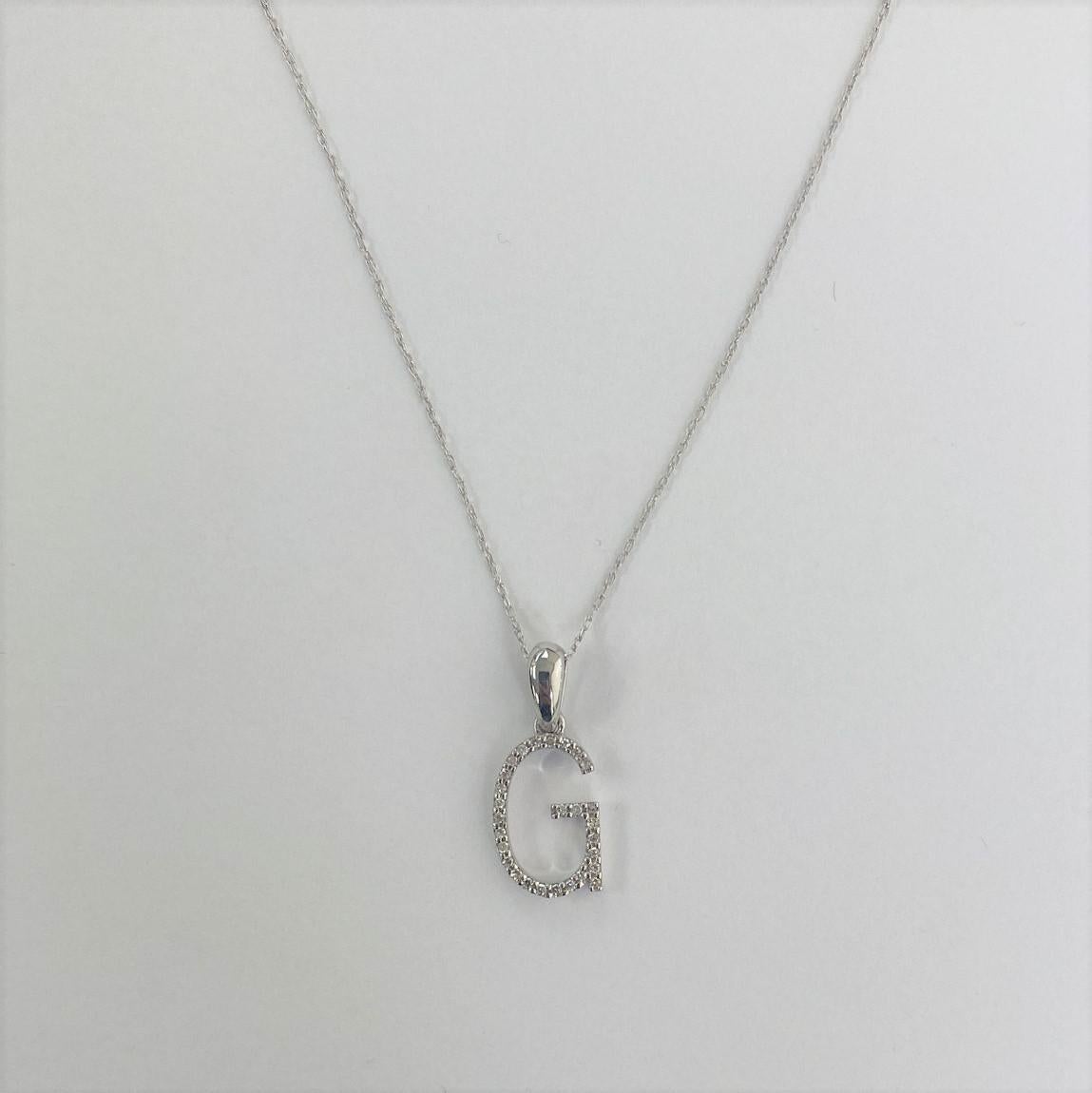 Taille baguette Pendentif en or blanc 14 carats avec diamants de 0,10 carat de type G initial pour elle en vente