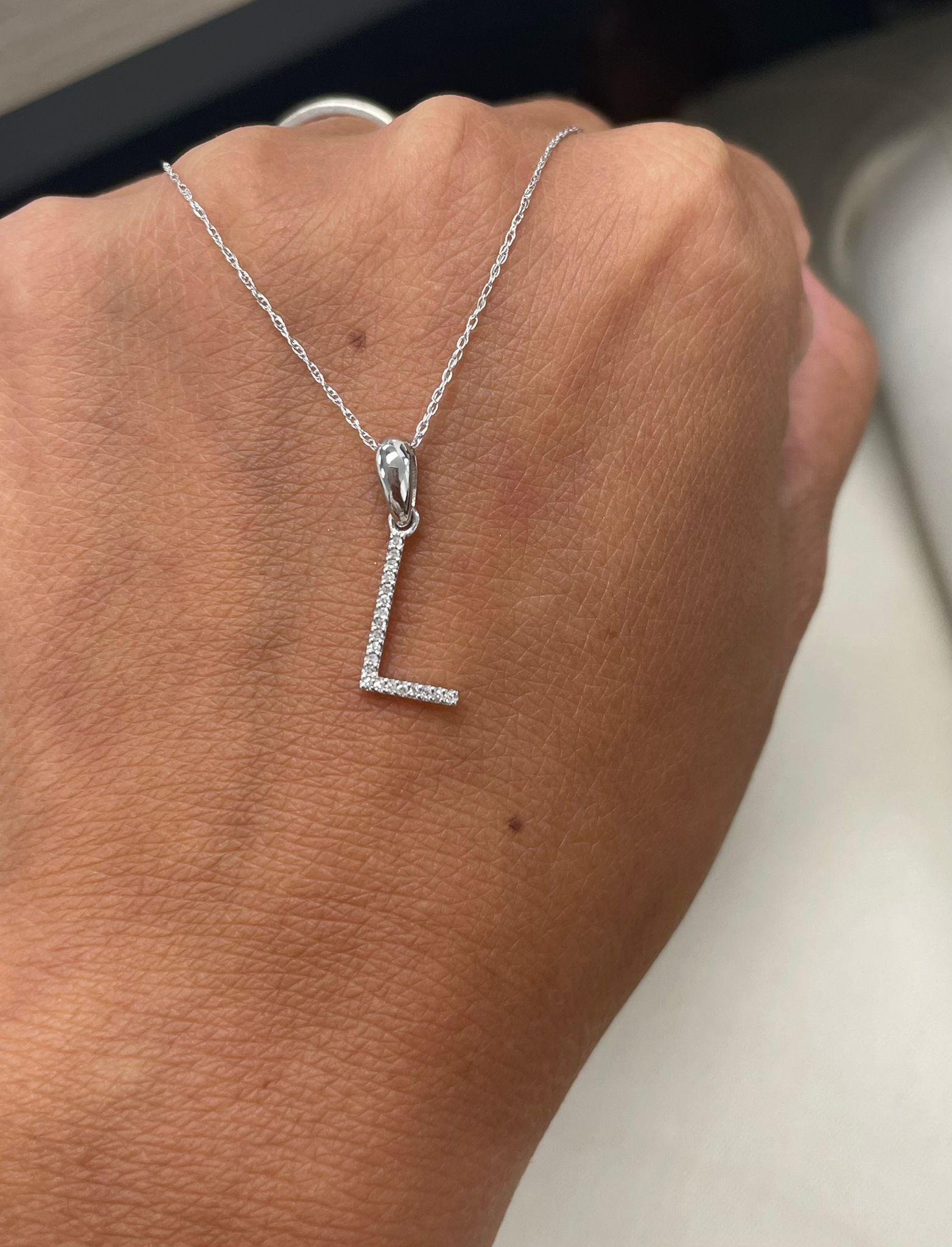 Collier à pendentif avec l'initiale de l'alphabet : Ce magnifique collier en or d'une longueur de chaîne de 16 à 18 pouces, avec une initiale de 13 mm de diamètre et des diamants ronds de 0,09 à 0,12 ct, vous permet d'afficher votre nom, votre
