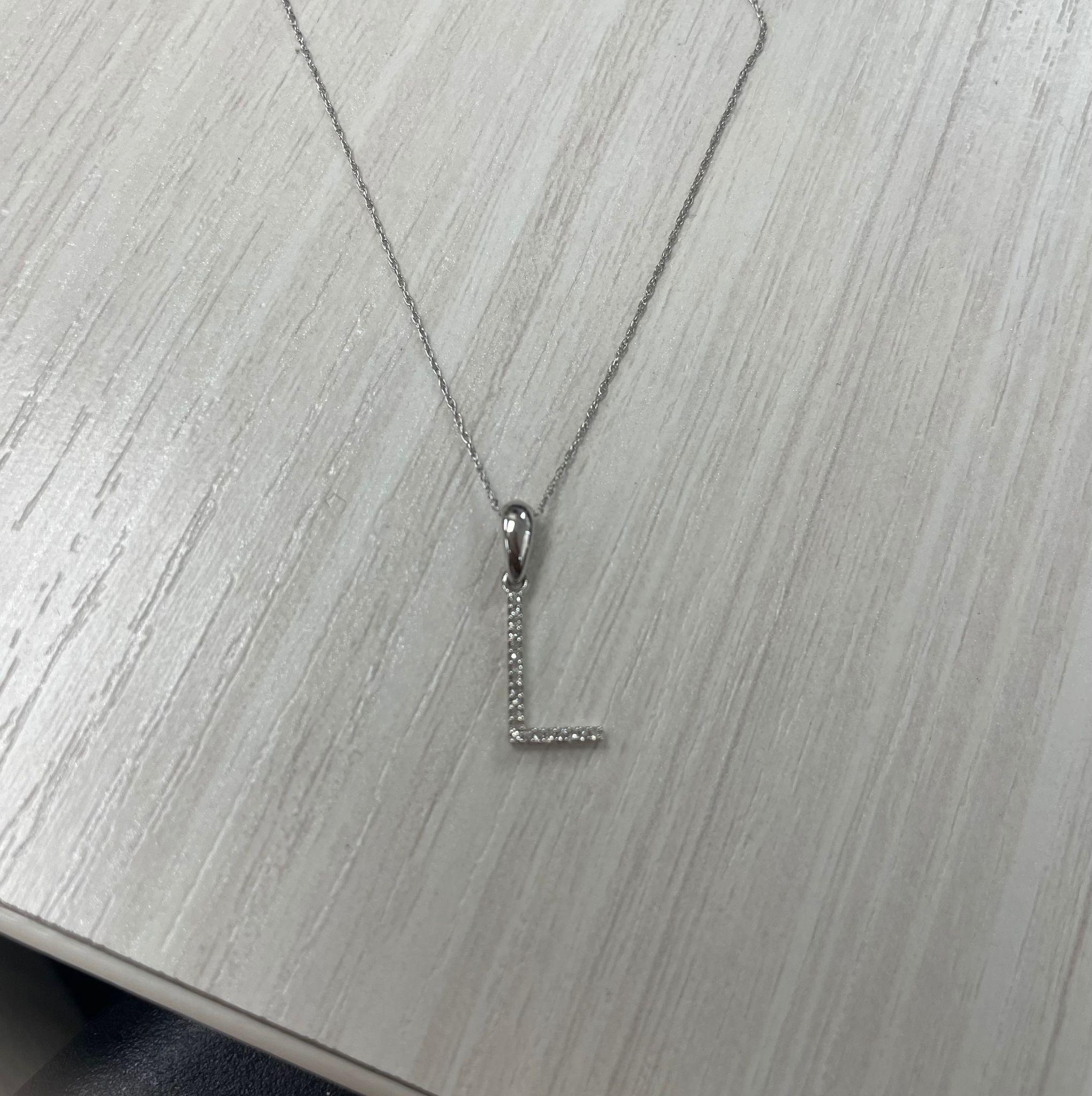 Contemporain Pendentif L initiale en or blanc 14 carats avec diamants de 0,10 carat pour elle en vente