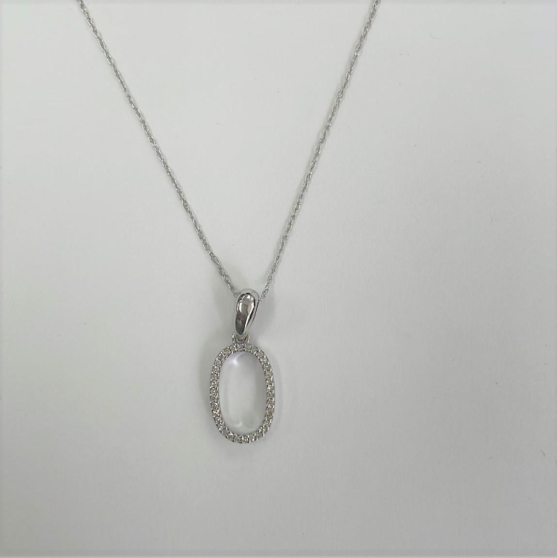 Contemporain Pendentif O initial en or blanc 14 carats avec diamants de 0,10 carat pour elle en vente