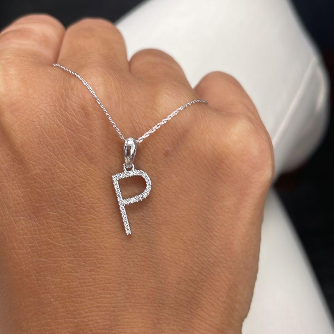 Pendentif initial P en or blanc 14 carats avec diamants de 0,10 carat pour elle Neuf - En vente à Great neck, NY