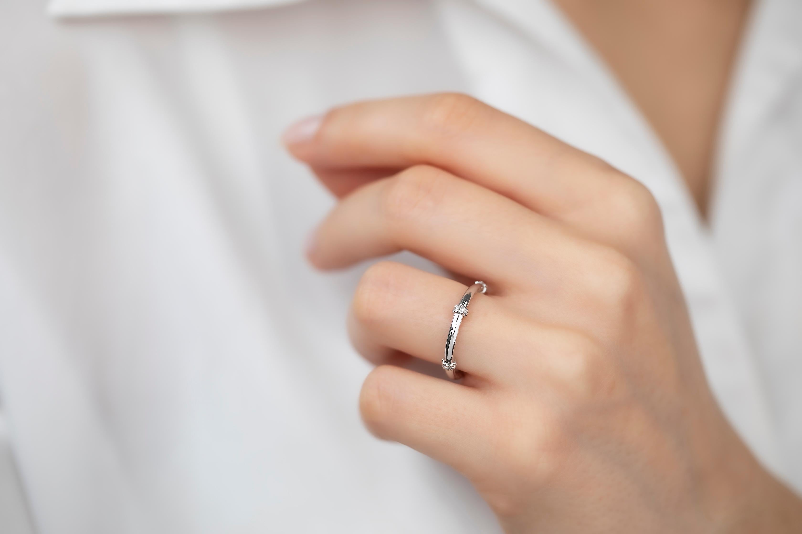 En venta: Oro blanco de 14 quilates 0,12 ct. Alianza de boda con corona de diamantes  10