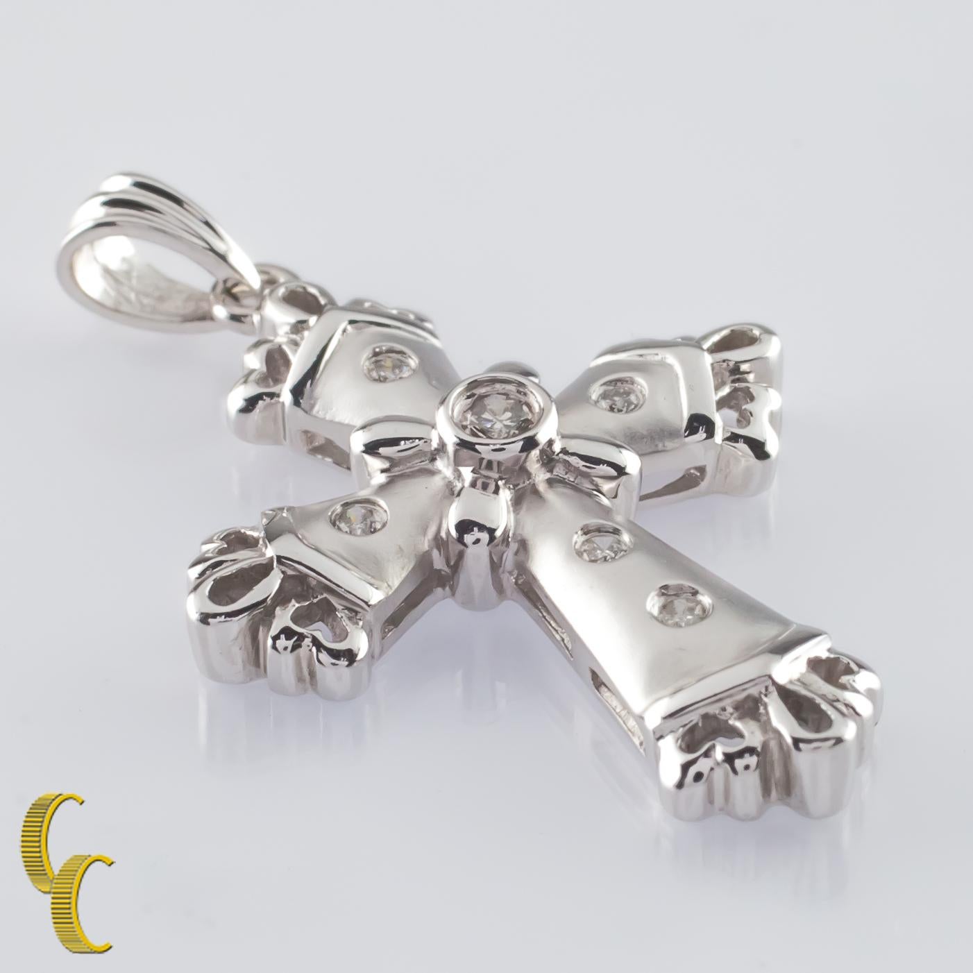 Pendentif en forme de croix en or blanc mat 14k.
Elle est ornée de six diamants ronds affleurants.
Dimensions : 30 x 19 mm : 30 x 19 mm.
Poids total des diamants : 0,15 carats.
Métal : or blanc 14k.
Poids : 3,2 grammes.