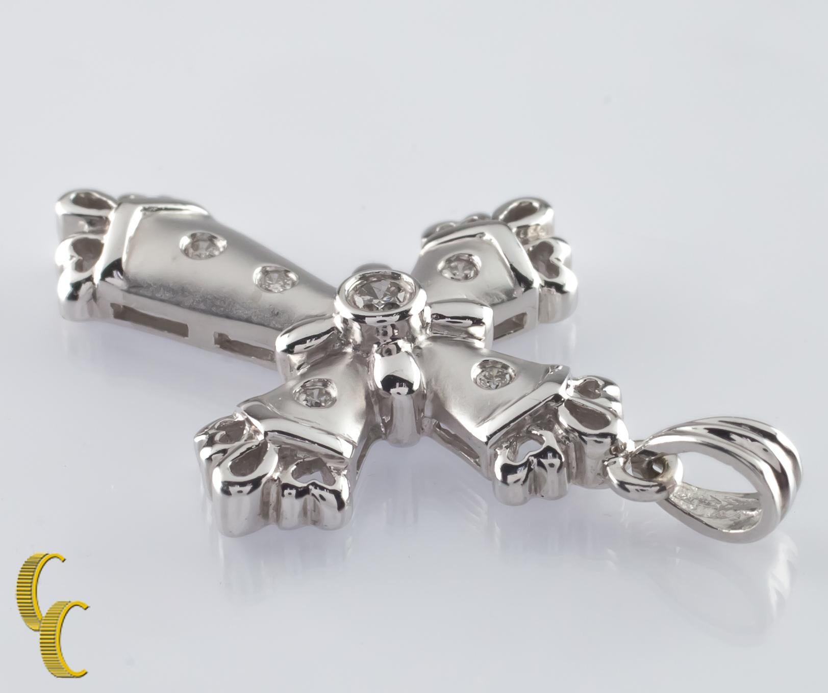 Moderne Pendentif croix en or blanc 14 carats avec diamants 0,15 carat en vente