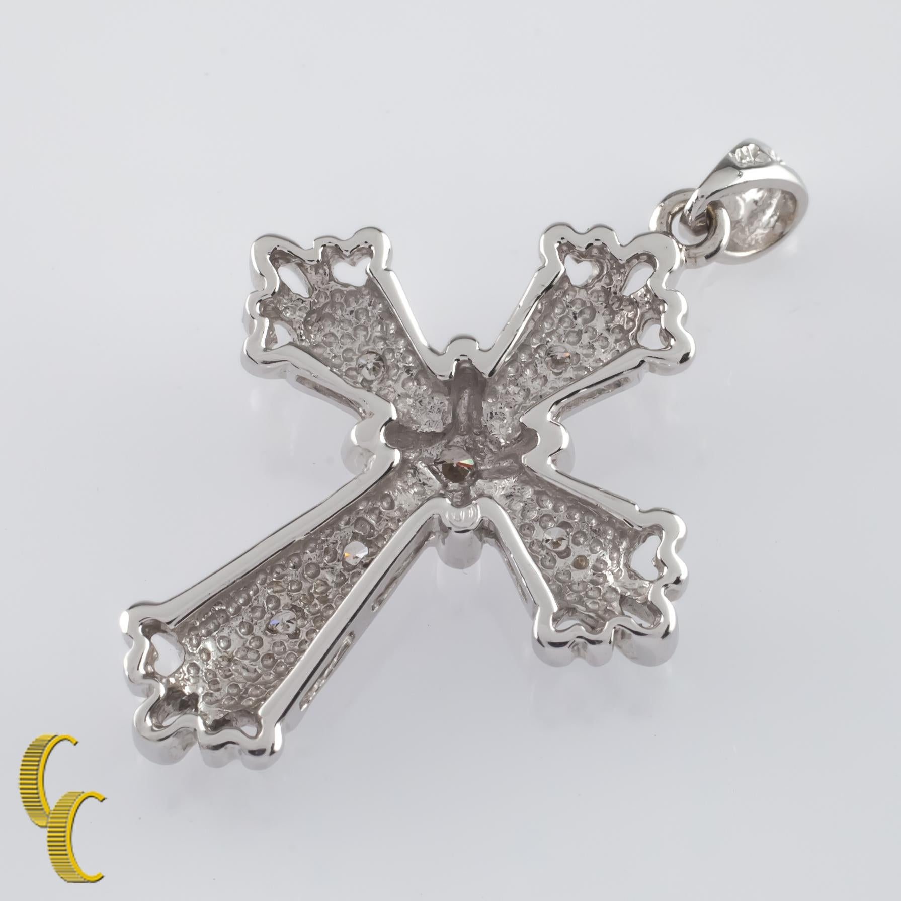 Taille ronde Pendentif croix en or blanc 14 carats avec diamants 0,15 carat en vente