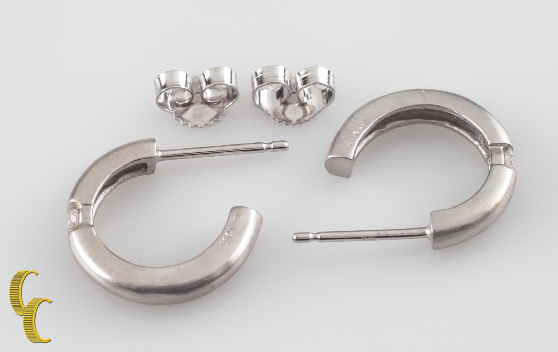 Orecchini a cerchio spazzolati in oro bianco 14k.
Schienali per le borchie.
Peso totale dei diamanti di circa 0,15 carati.
Diametro 13 mm.
Peso di 2 grammi.