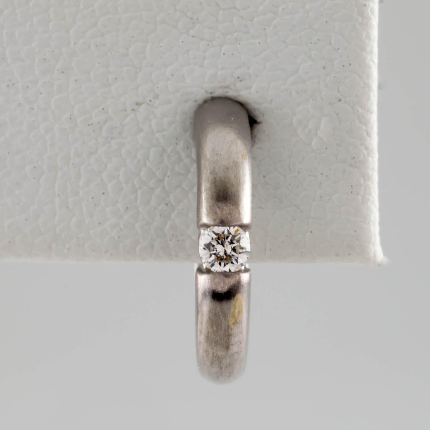 Orecchini a cerchio in oro bianco 14k e diamante da 0,15 carati In condizioni buone in vendita a Van Nuys, CA
