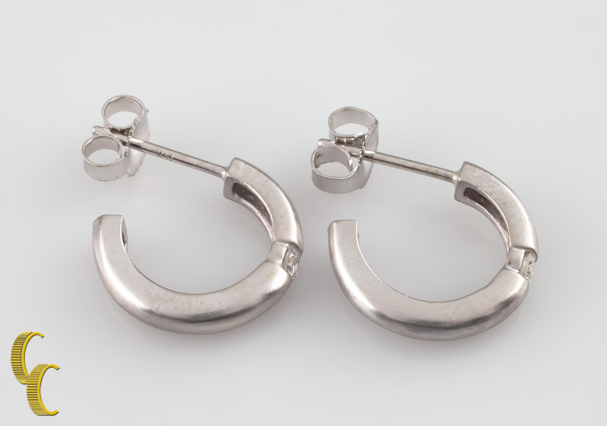 da uomo o donna Orecchini a cerchio in oro bianco 14k e diamante da 0,15 carati in vendita