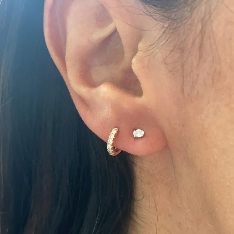 Questi orecchini classici e vivaci con diamante sono caratterizzati da circa 0,15 carati di diamanti bianchi tondi naturali. Il colore e la purezza del diamante sono GH-SI1. Incastonato in oro massiccio 14K con 4 punte per contenere ogni diamante.