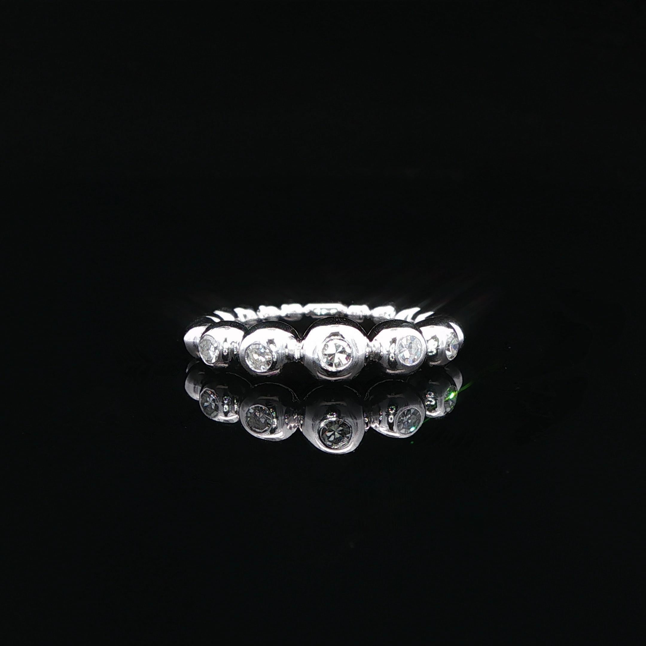 -Stein(e): -
(5) Natürliche echte Diamanten - Einfacher Schliff - Polierte Fassung - Schöne weiße Brillanten - 0,15ctw (ca.)

MATERIAL: Massives 14k Weißgold
Gesamtgewicht:  3.69Gramm
Gesamtbreite: 4,95 mm (0,19